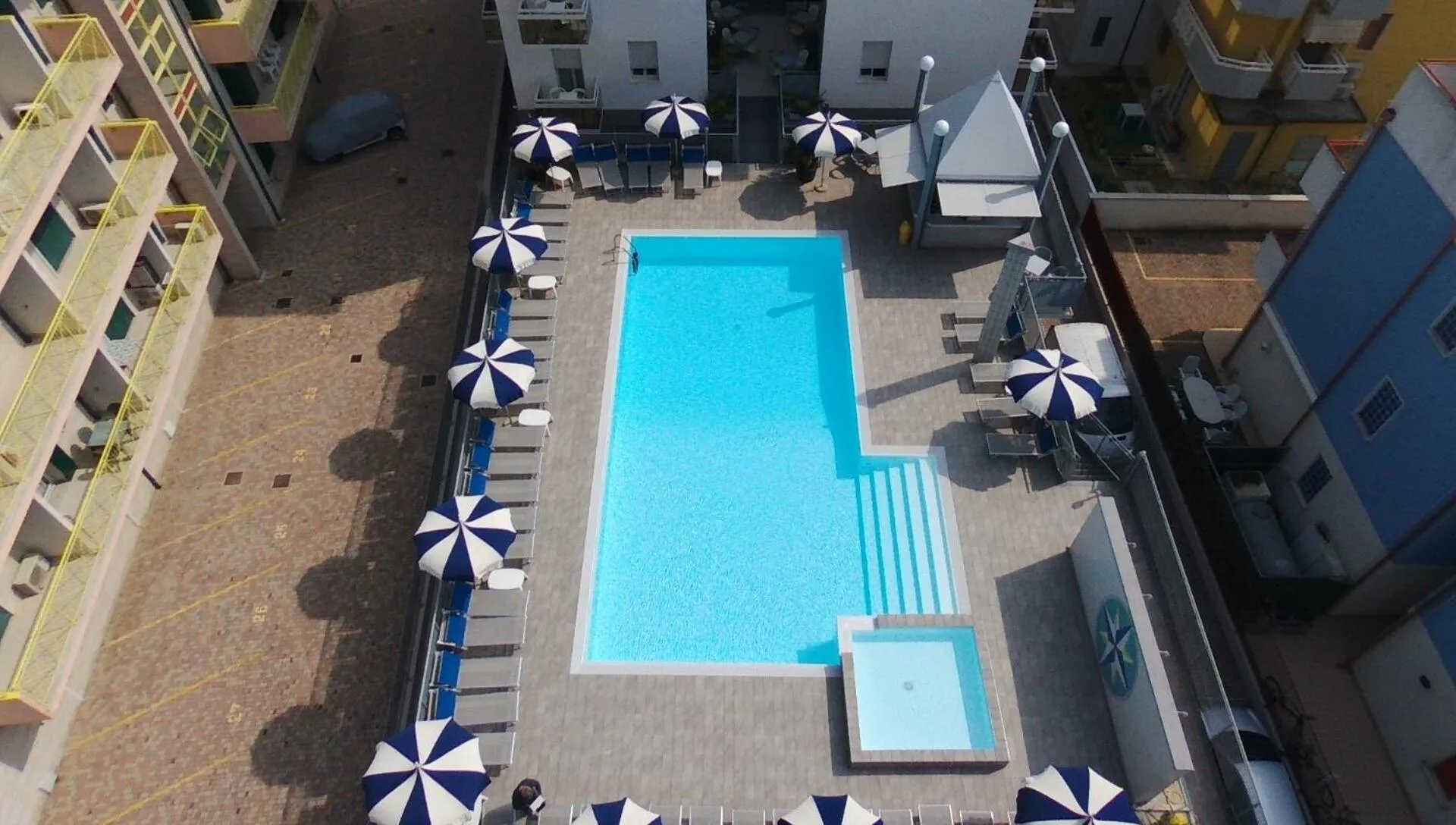 Swimming pool in Hotel Bristol