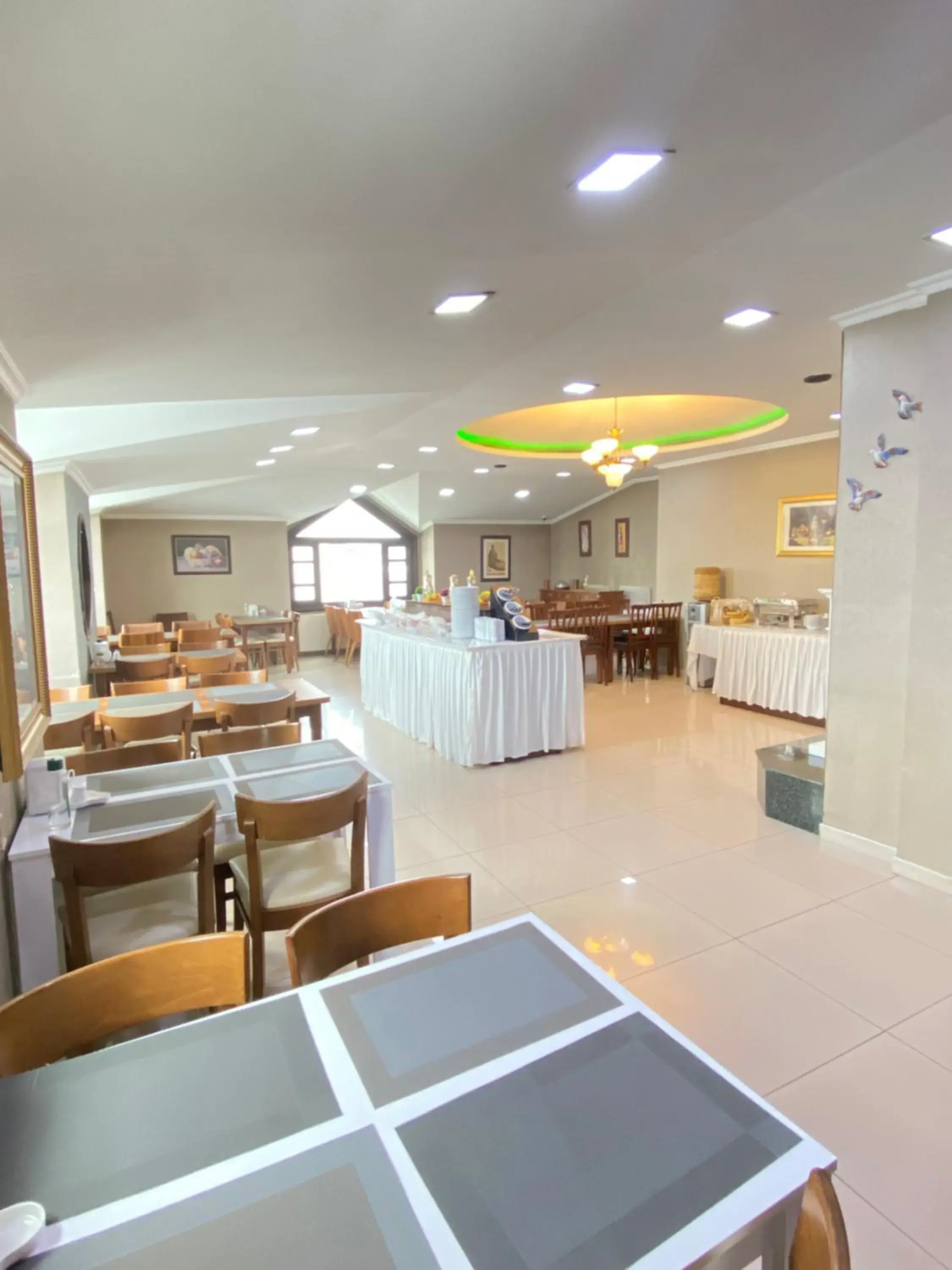 Restaurant/places to eat in Hotel Kent Ani Restaurant/places to eat in Hotel Kent Ani