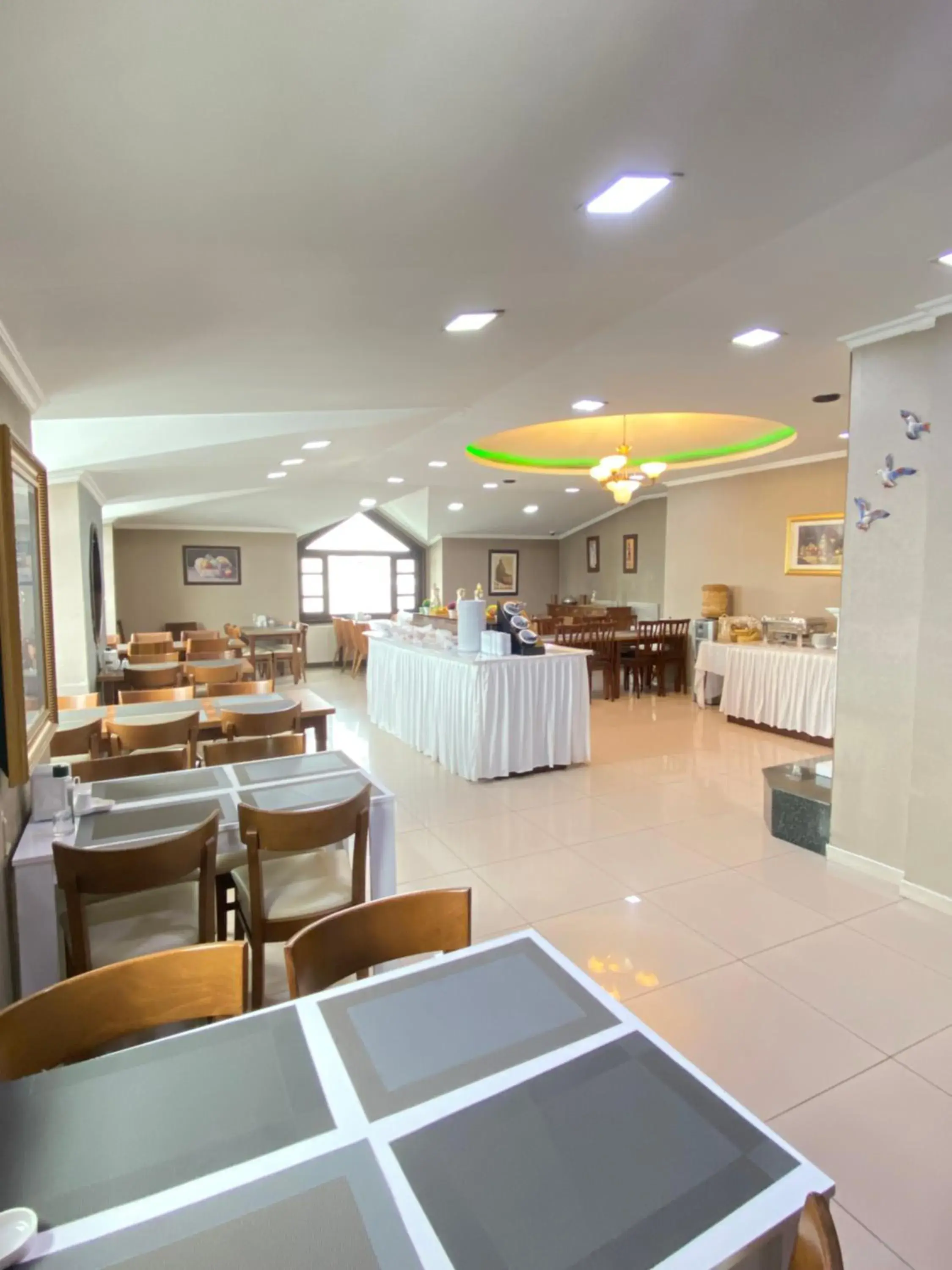 Restaurant/places to eat in Hotel Kent Ani Restaurant/places to eat in Hotel Kent Ani