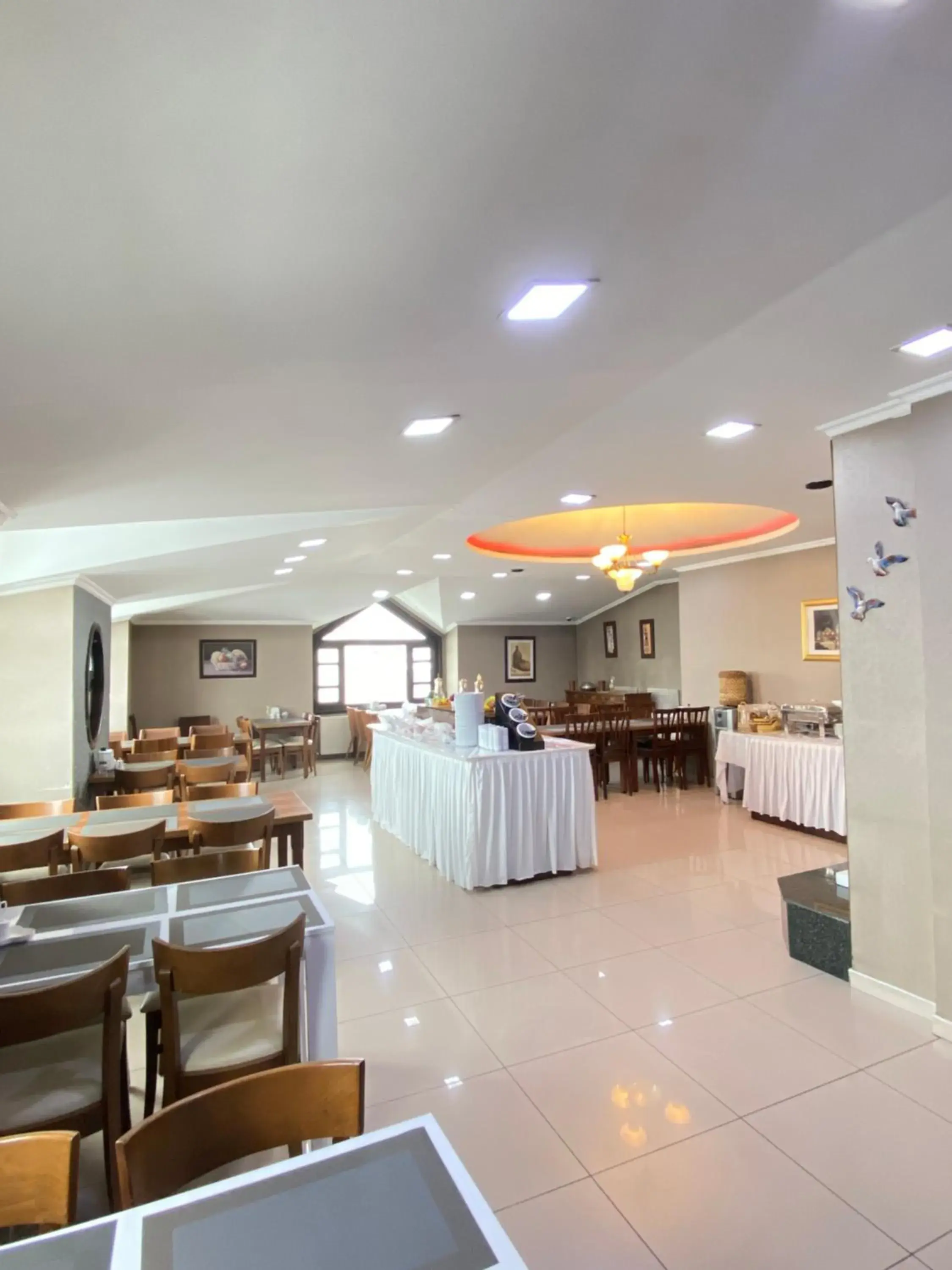 Restaurant/places to eat in Hotel Kent Ani Restaurant/places to eat in Hotel Kent Ani