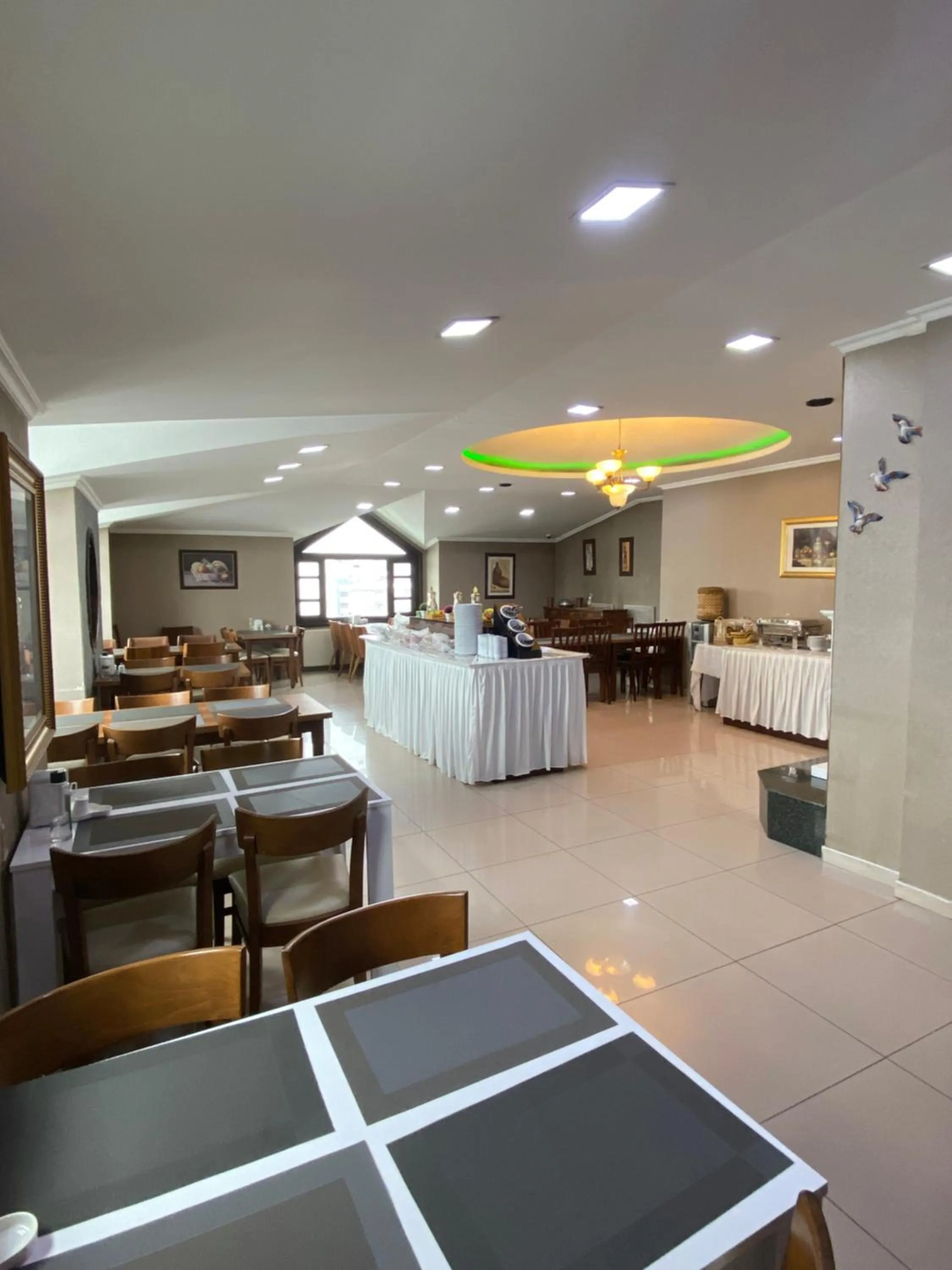 Restaurant/places to eat in Hotel Kent Ani