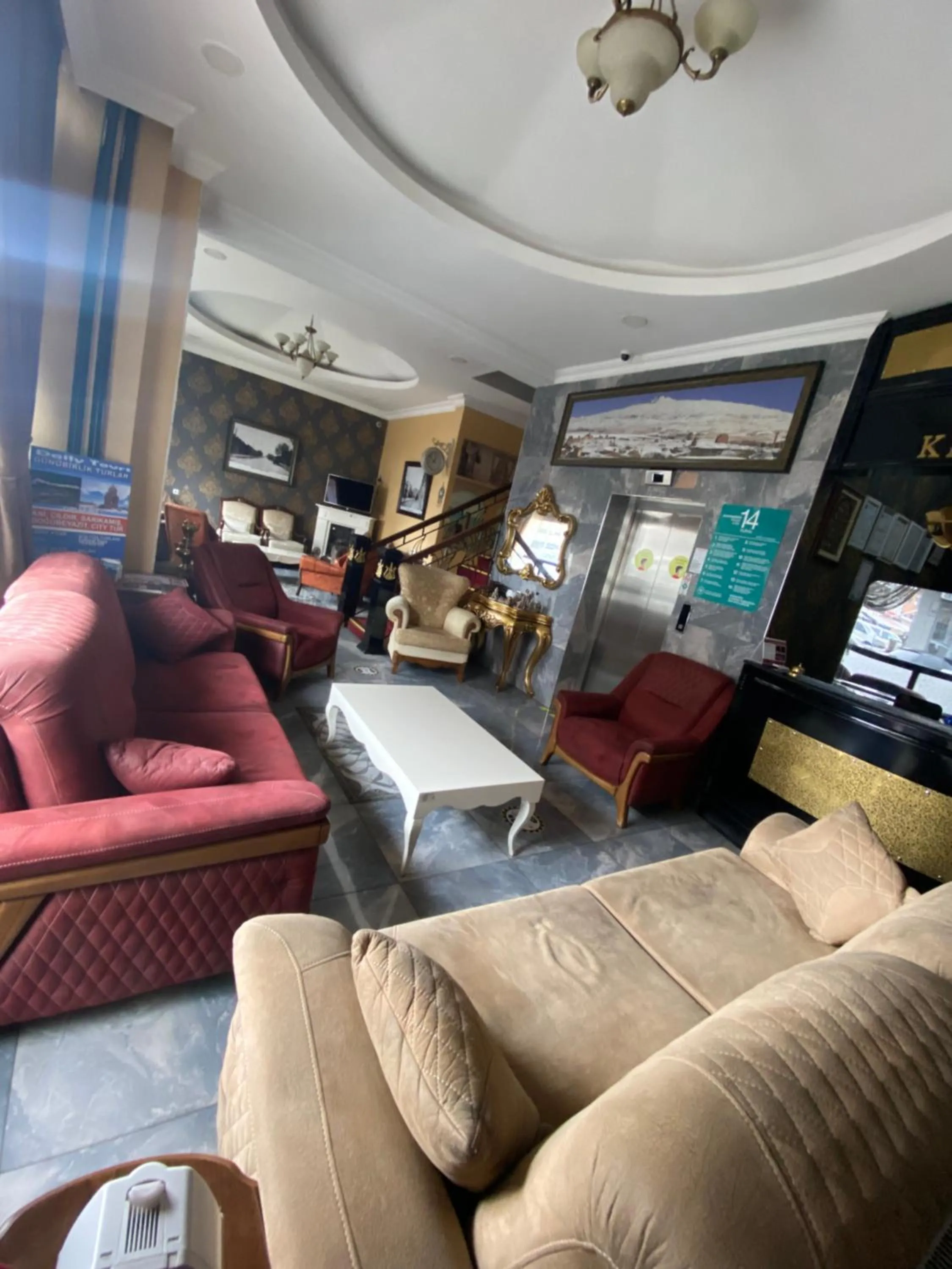 Communal lounge/ TV room in Hotel Kent Ani