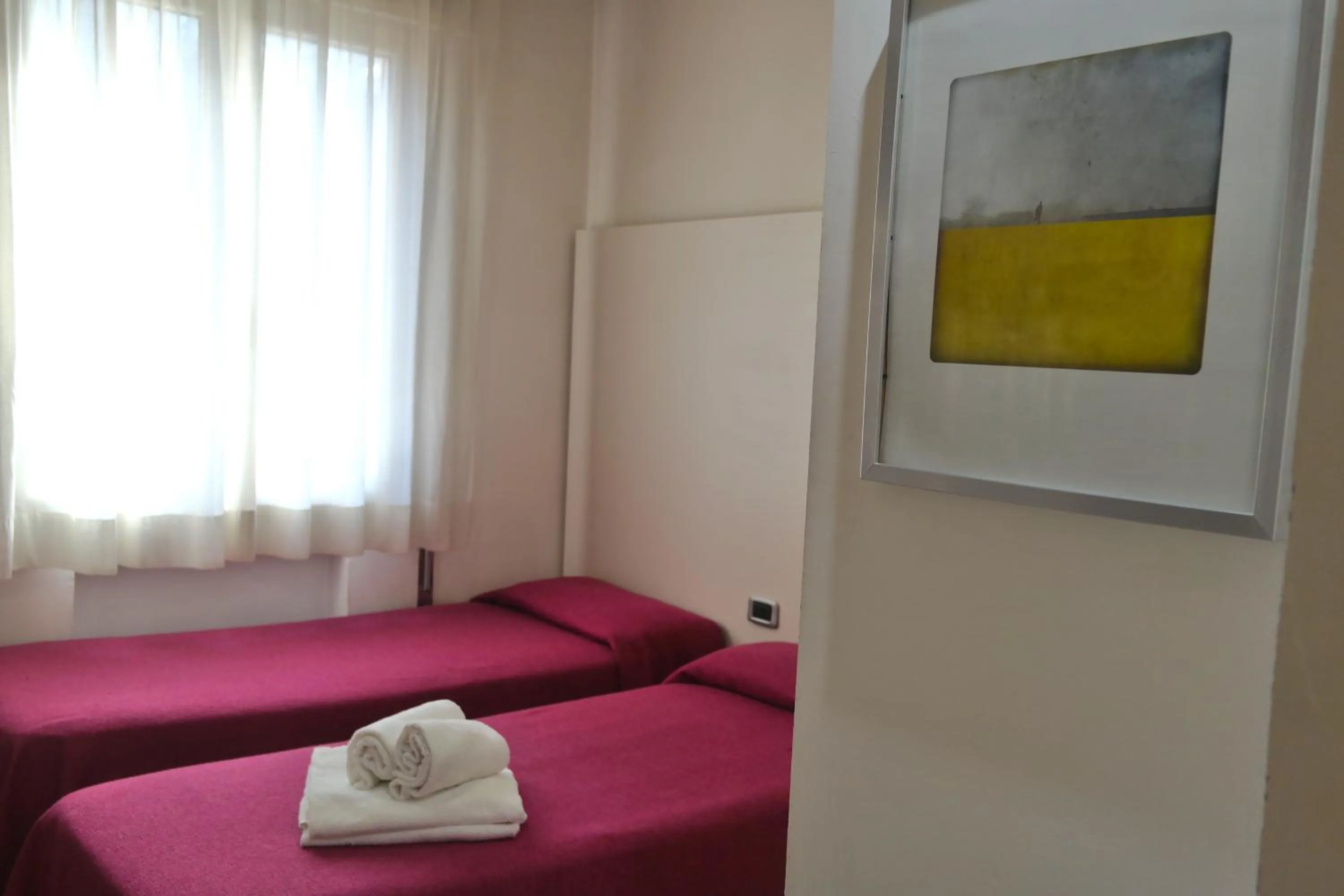 Photo of the whole room, Bed in City of Art Venice LLoyd