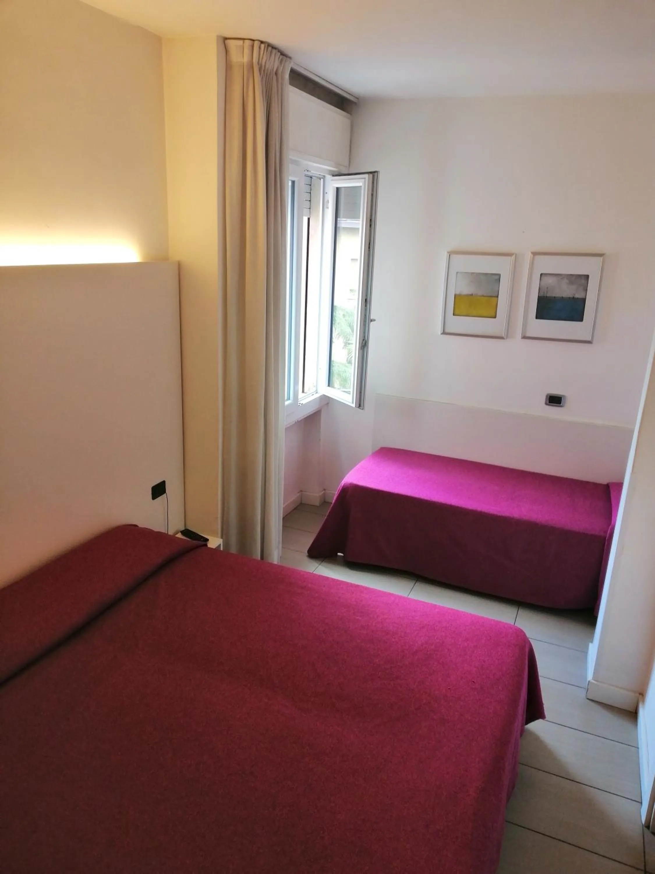 Photo of the whole room, Bed in City of Art Venice LLoyd