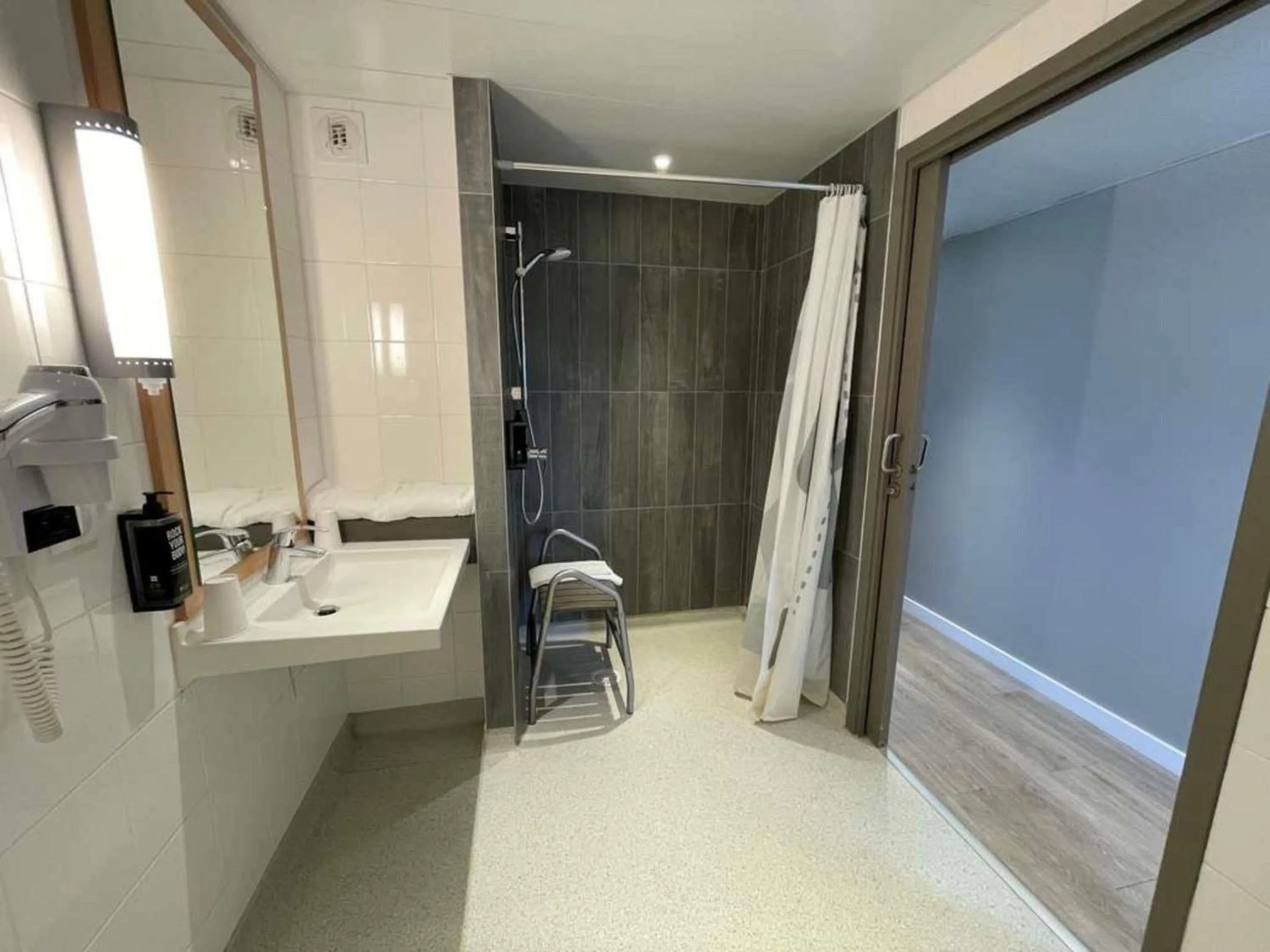 Bedroom in ibis Europe Chalon Sur Saone