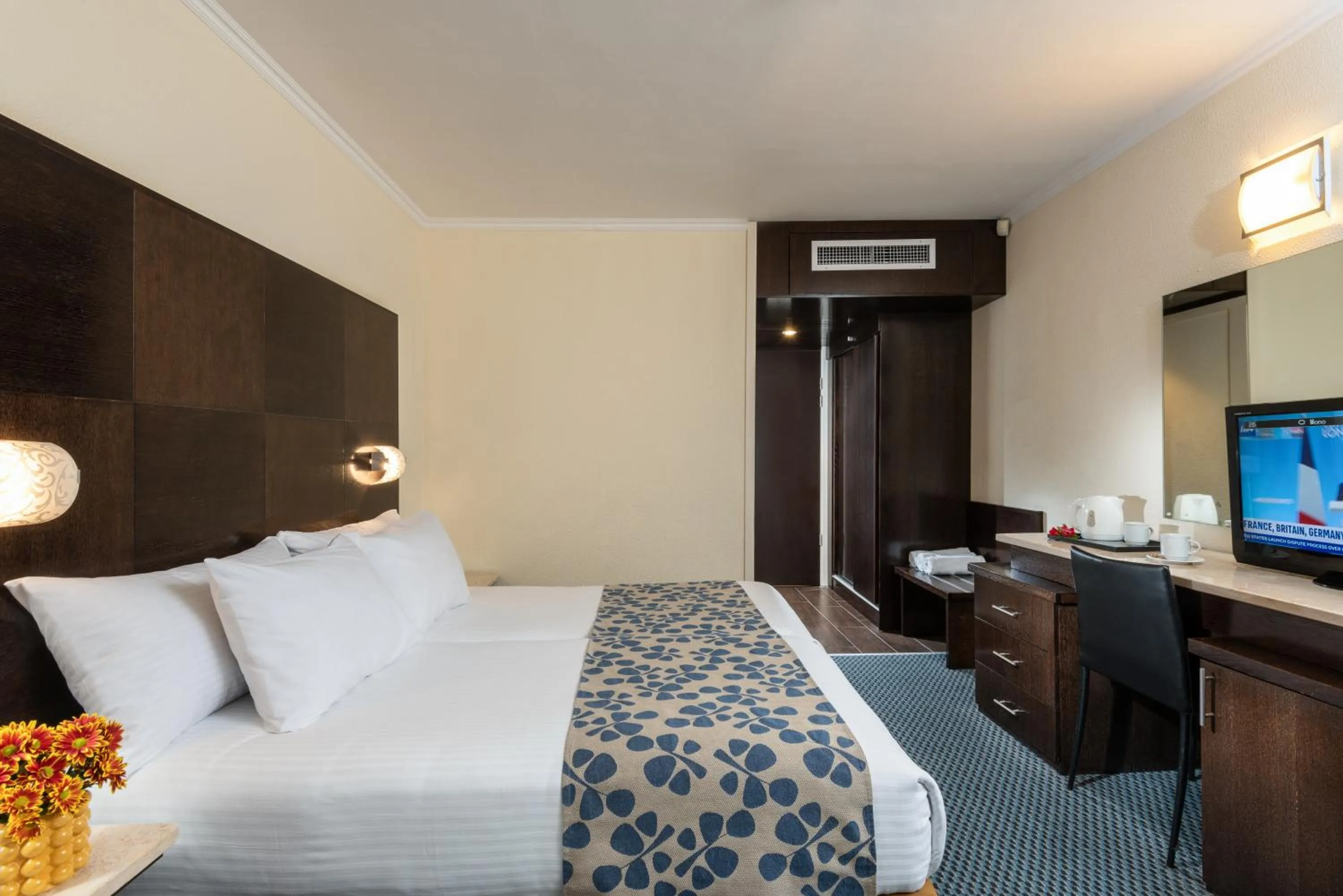 Toilet, Bed in Leonardo Club Tiberias - All Inclusive