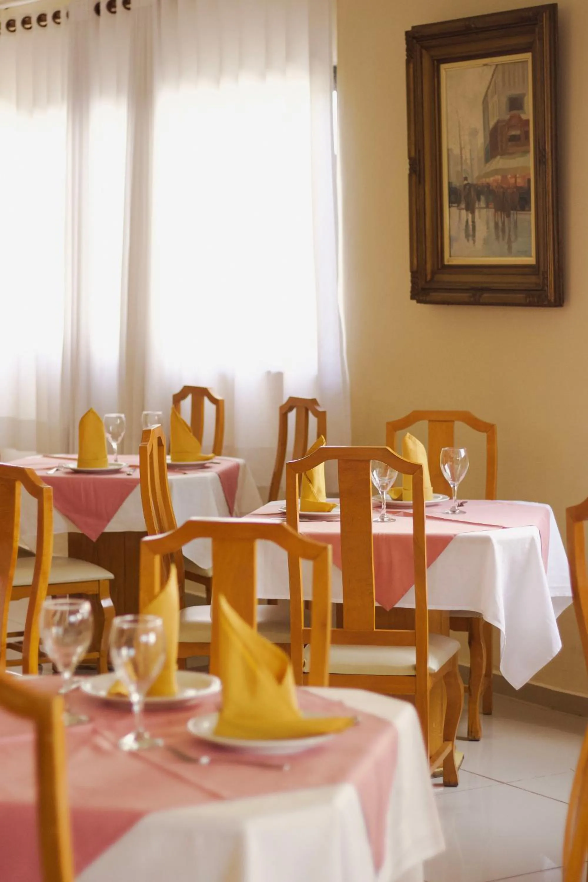 Restaurant/places to eat in Rovi Plaza Hotel