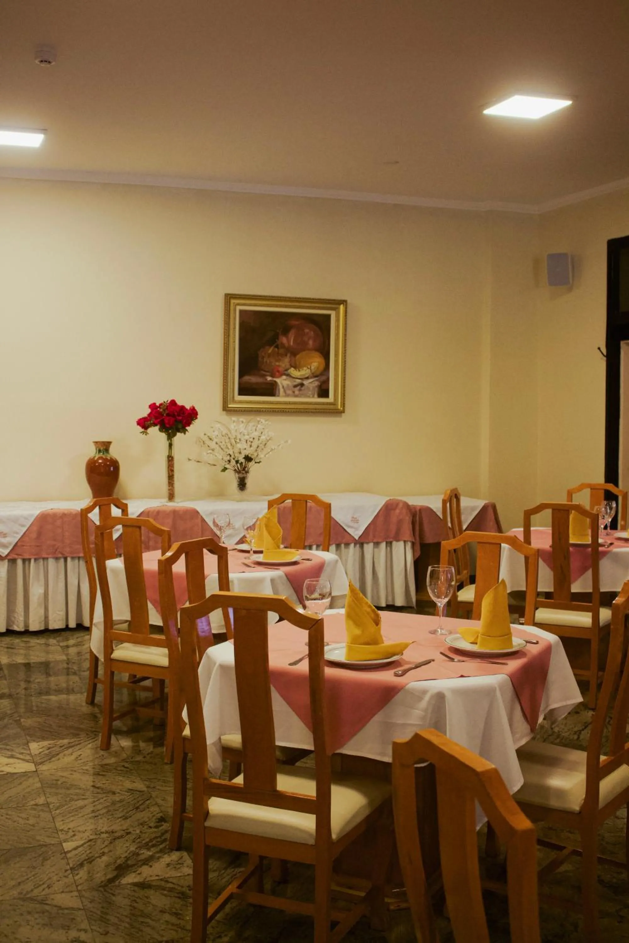 Restaurant/places to eat in Rovi Plaza Hotel