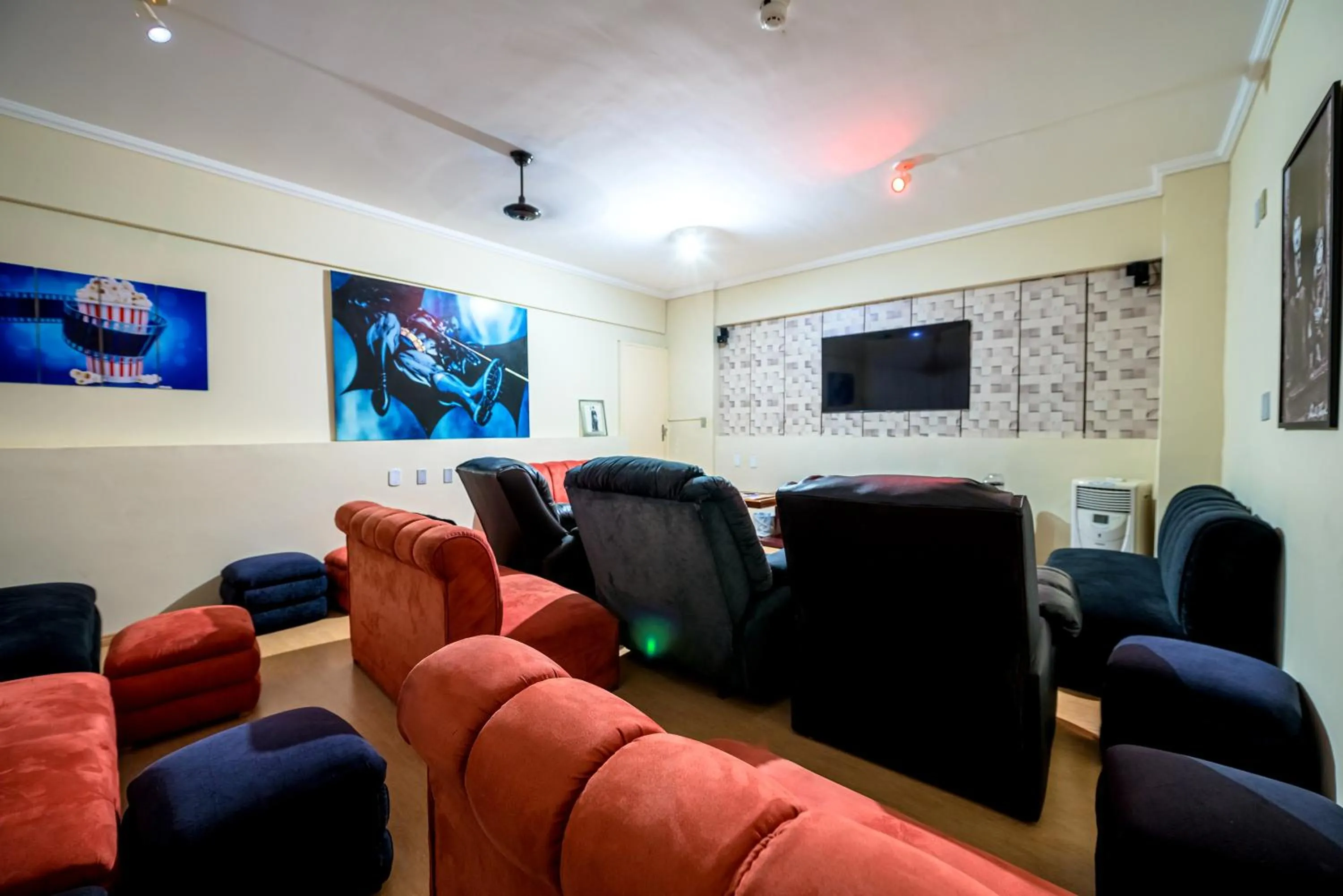 Communal lounge/ TV room in Rovi Plaza Hotel