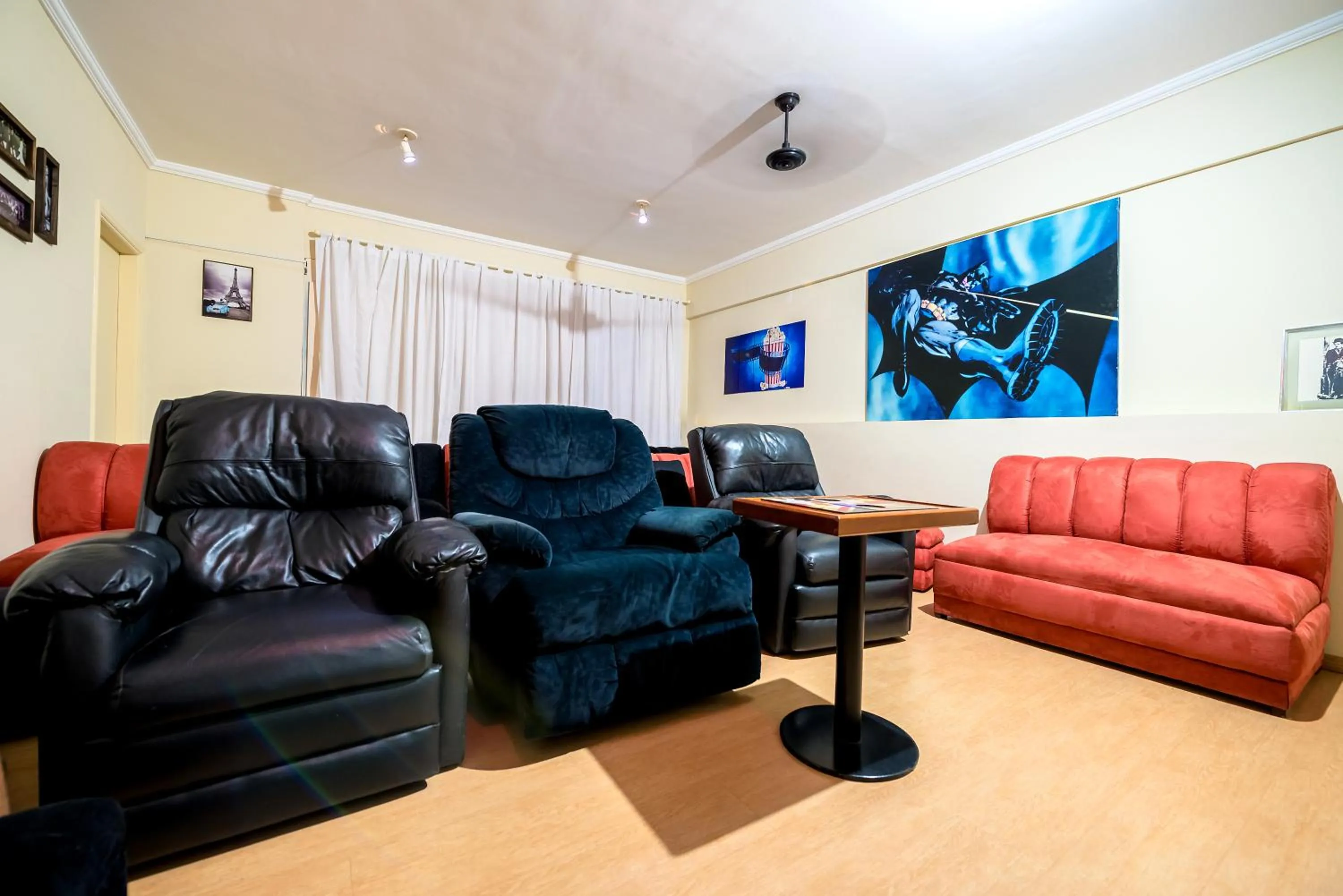 Communal lounge/ TV room in Rovi Plaza Hotel