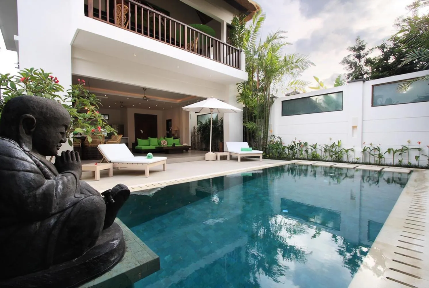 Swimming pool in Villa Jumah
