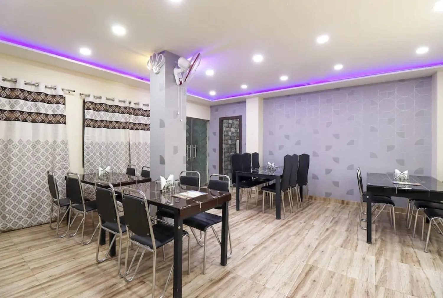 Restaurant/places to eat in Hotel Aadesh Palace