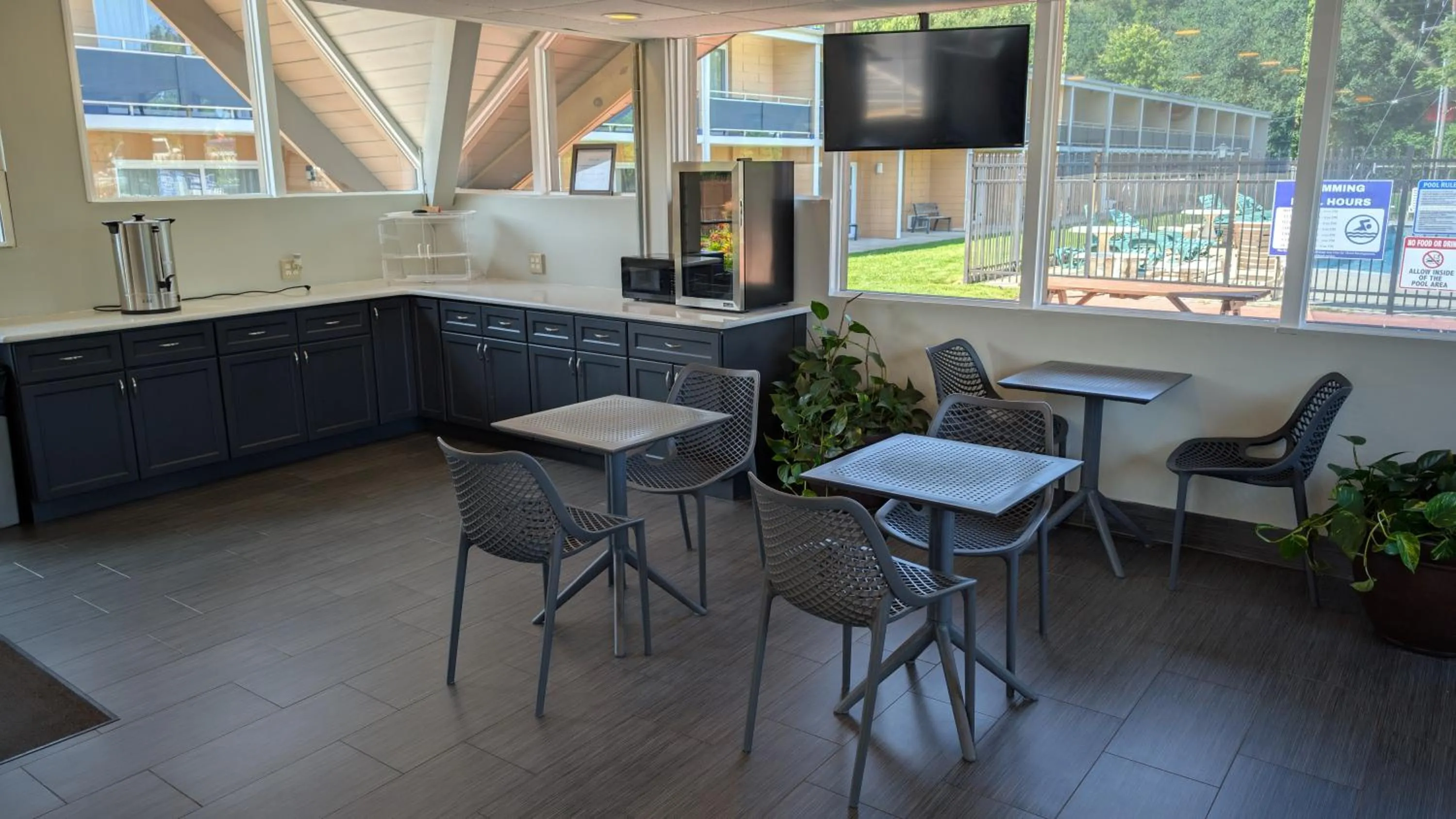 Coffee/tea facilities in Crystal Inn - Neptune