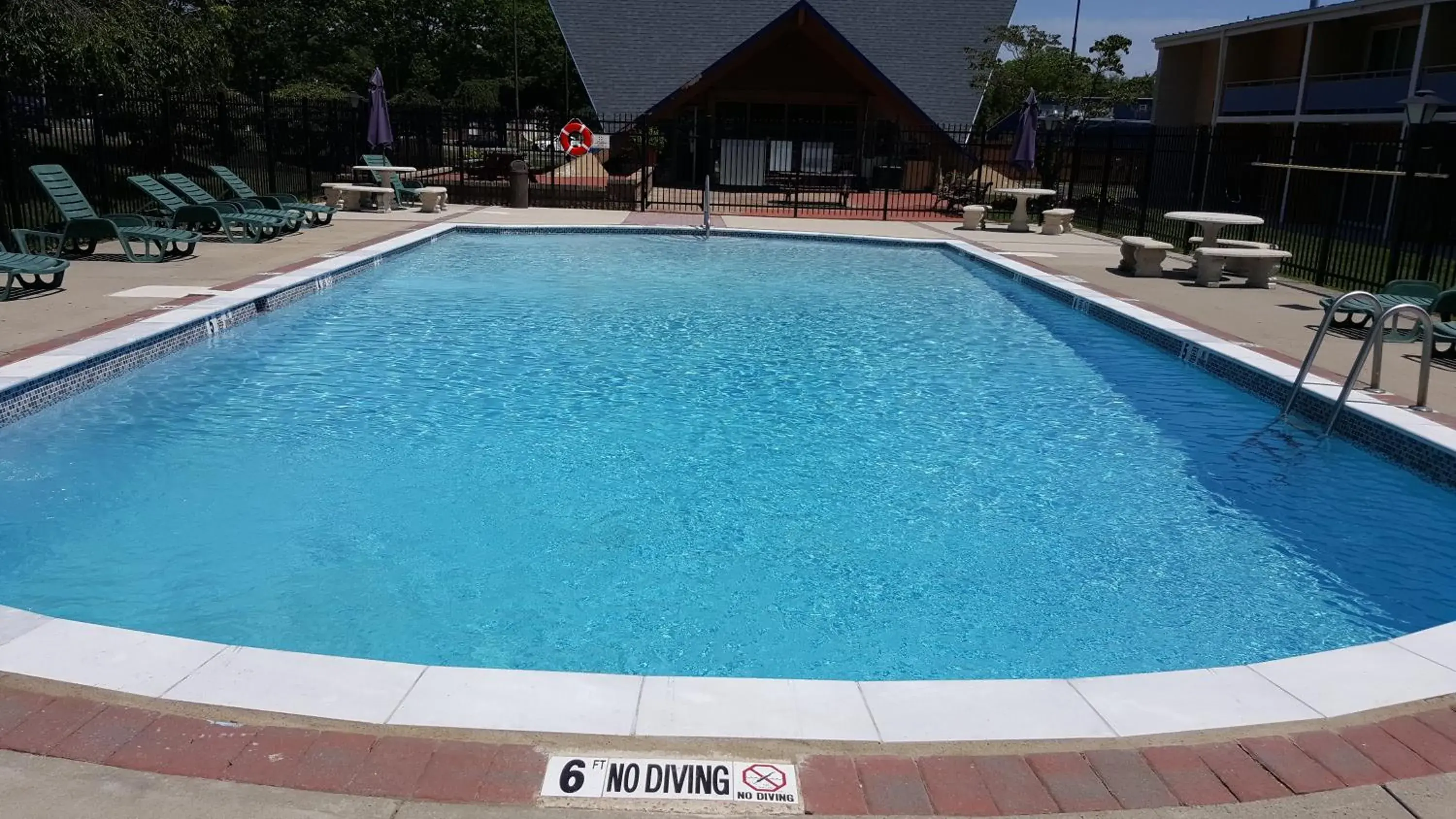 Swimming pool in Crystal Inn - Neptune Swimming pool in Crystal Inn - Neptune