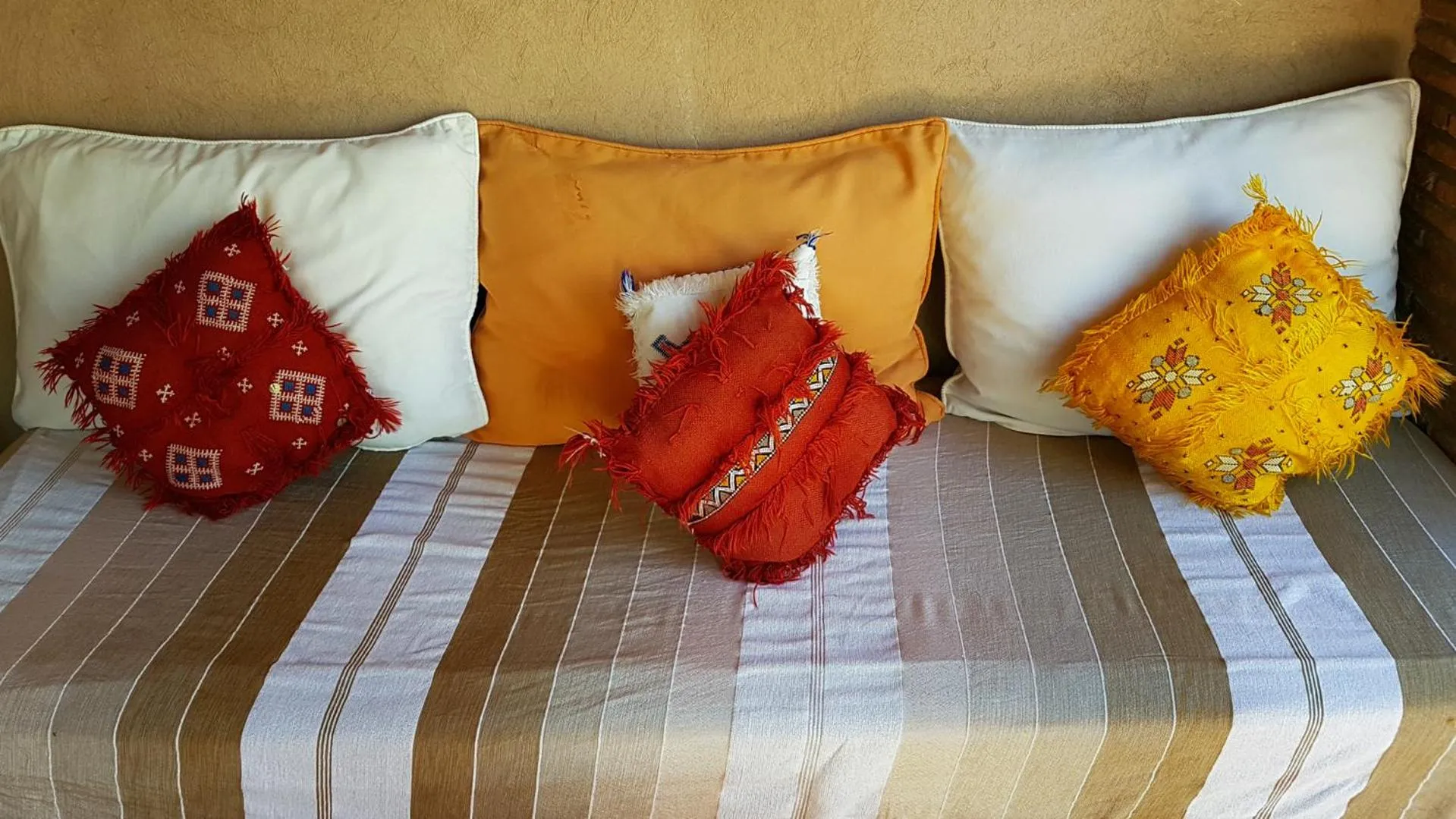 Seating area, Bed in Riad Gallery 49 & Spa