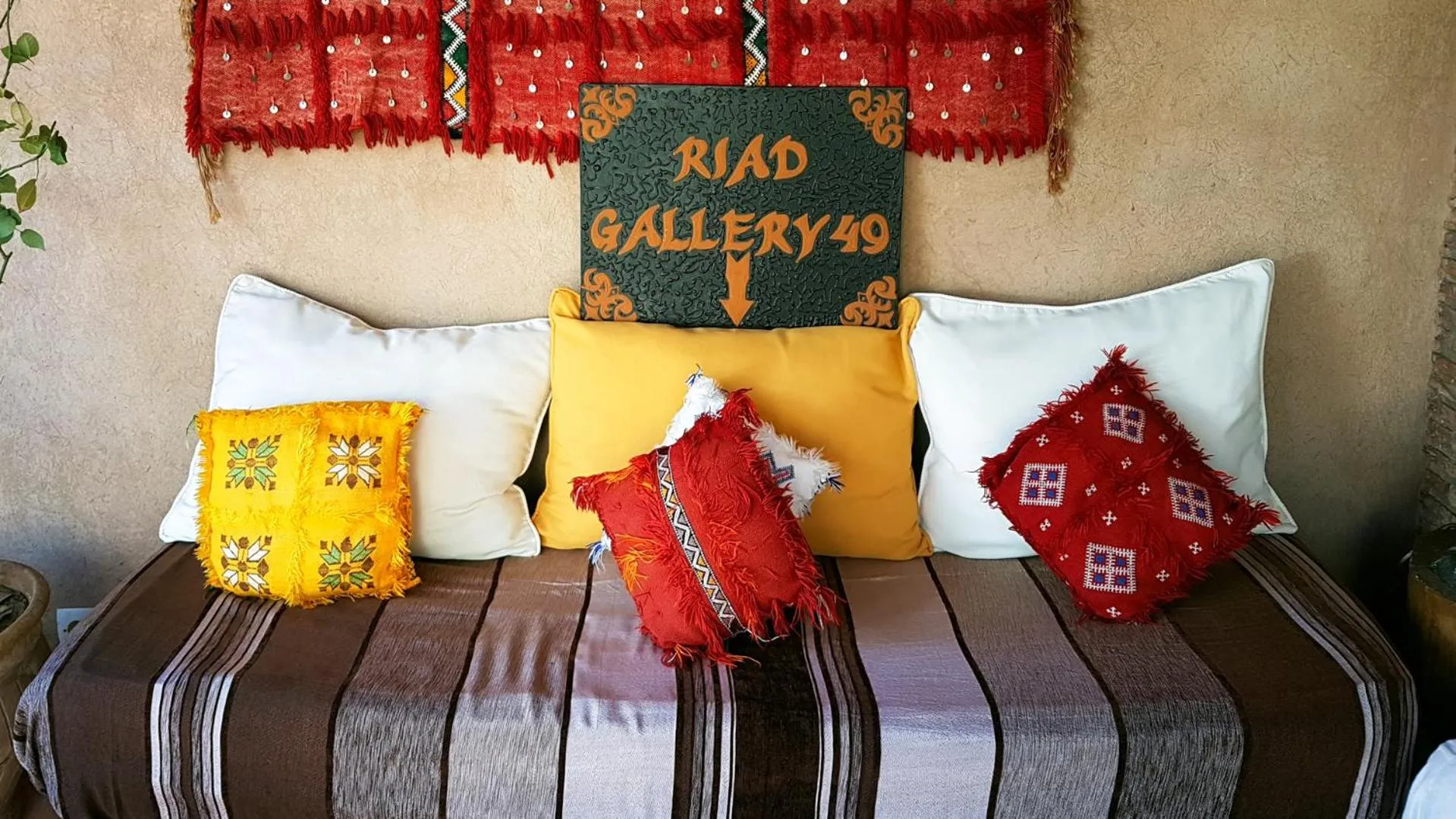 Seating area, Bed in Riad Gallery 49 & Spa