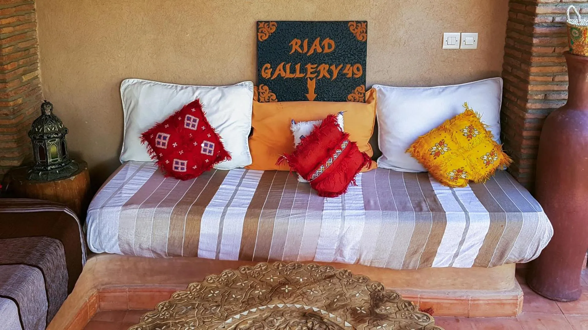 Seating area, Bed in Riad Gallery 49 & Spa
