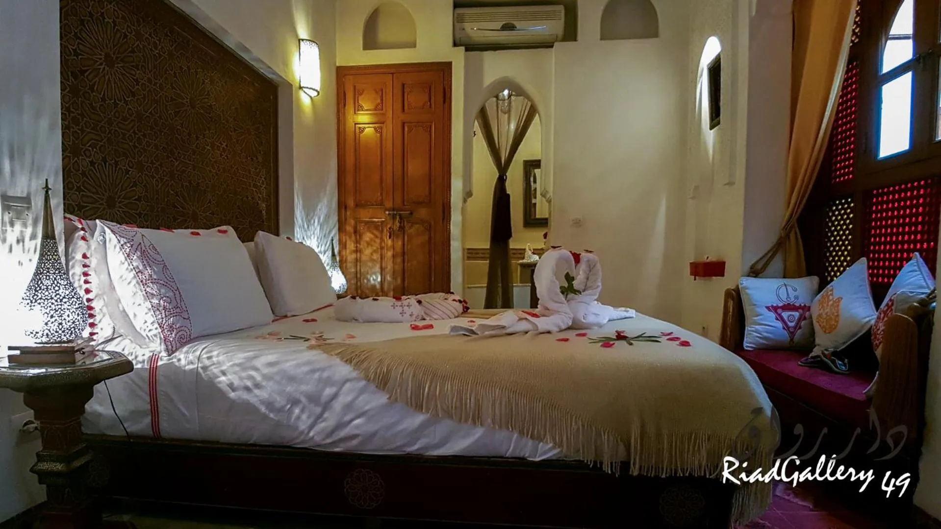Night, Bed in Riad Gallery 49 & Spa