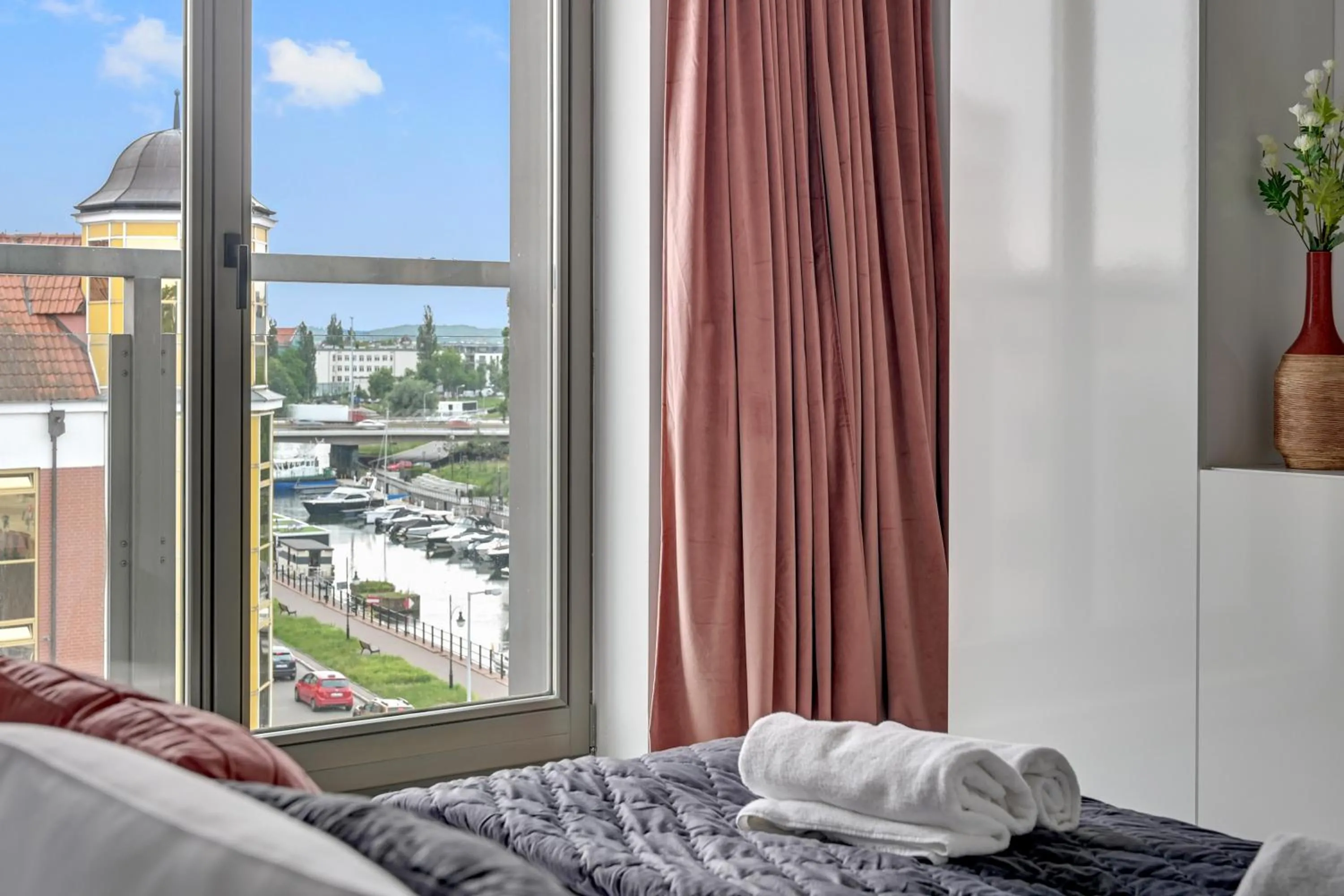 Bed in Waterlane Riverside - SPA, Pool, Gym & Parking by Downtown Apartments
