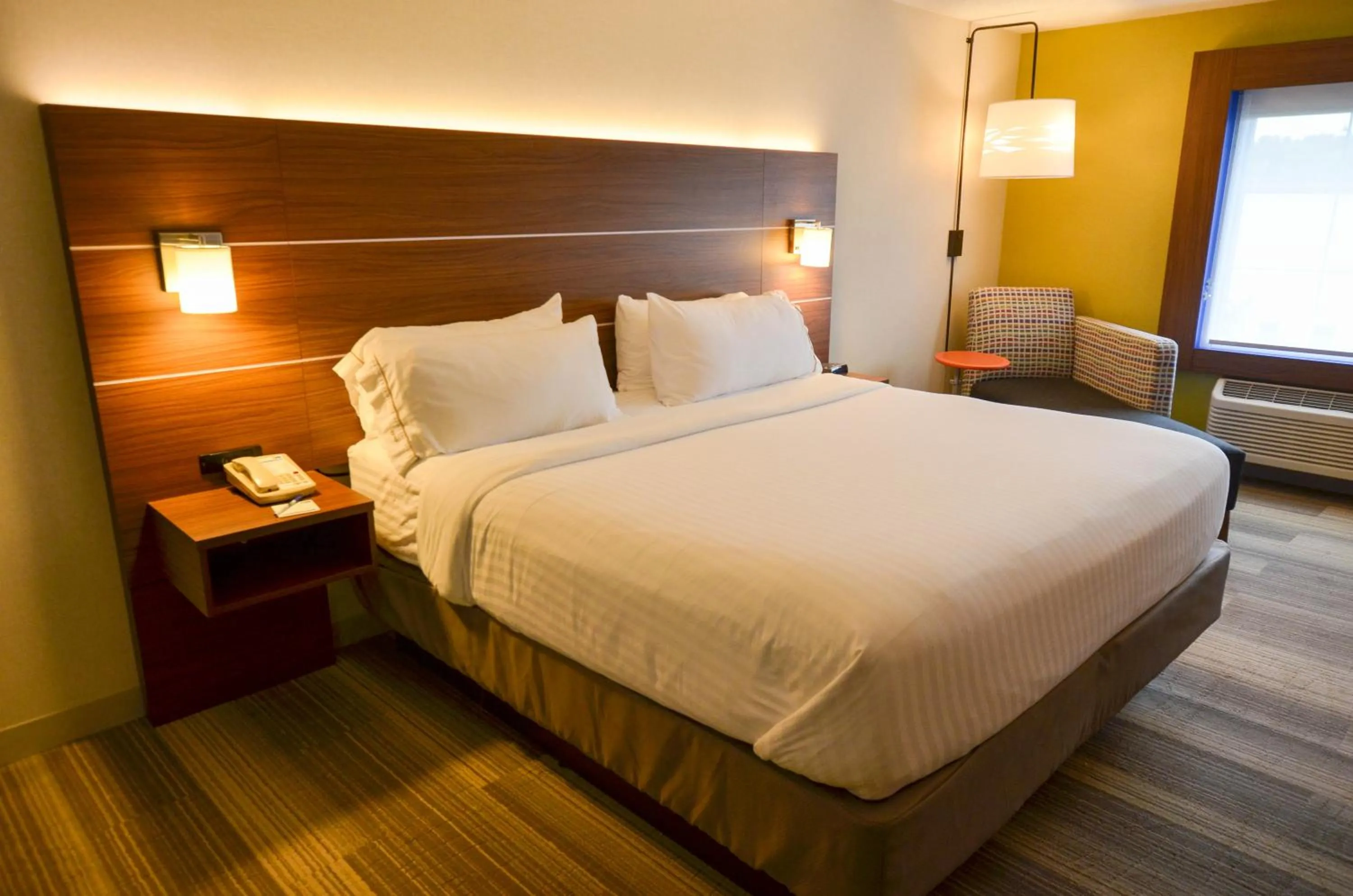 Photo of the whole room, Bed in Holiday Inn Express Pittsburgh-Bridgeville by IHG