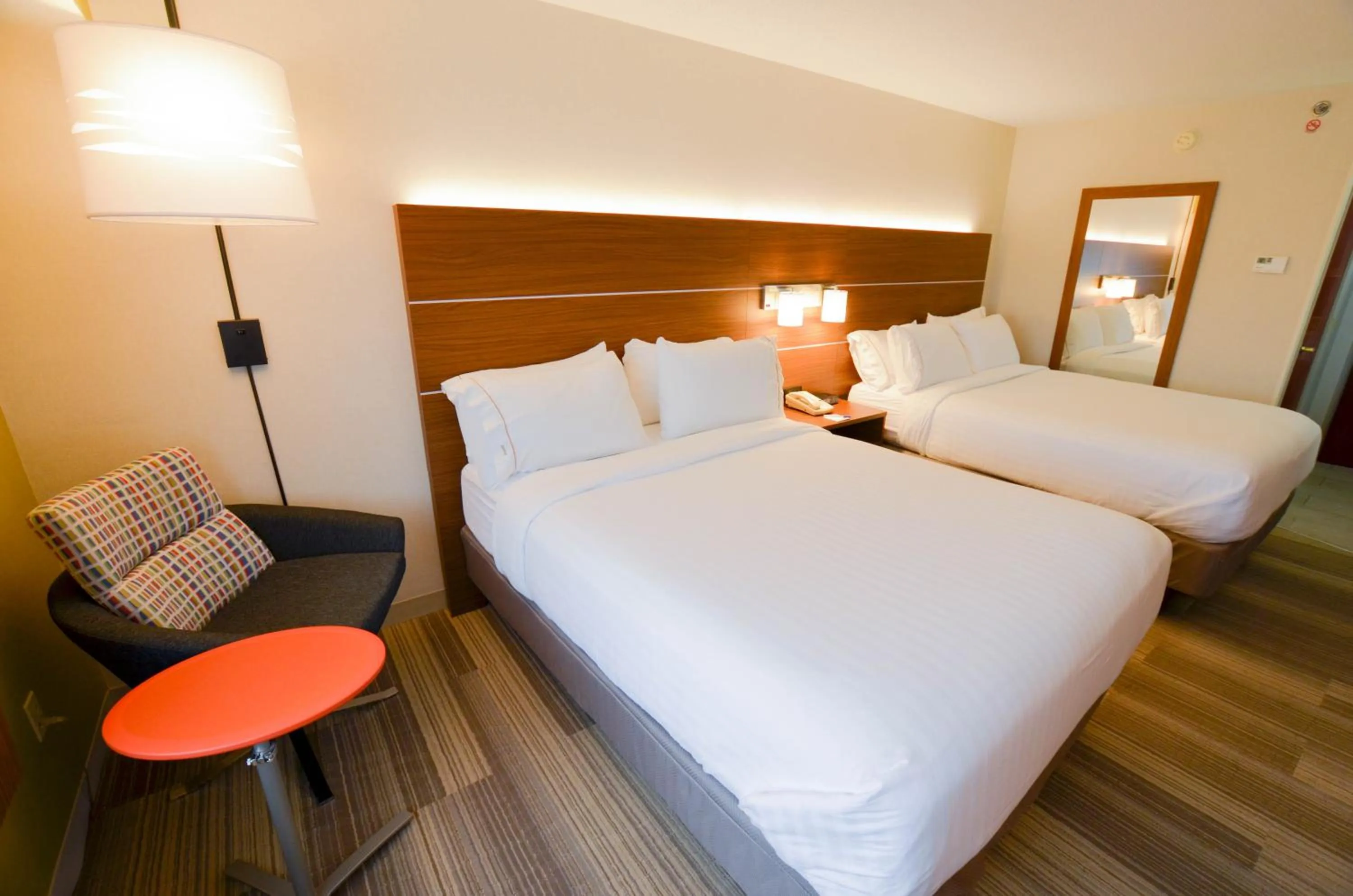Photo of the whole room, Bed in Holiday Inn Express Pittsburgh-Bridgeville by IHG