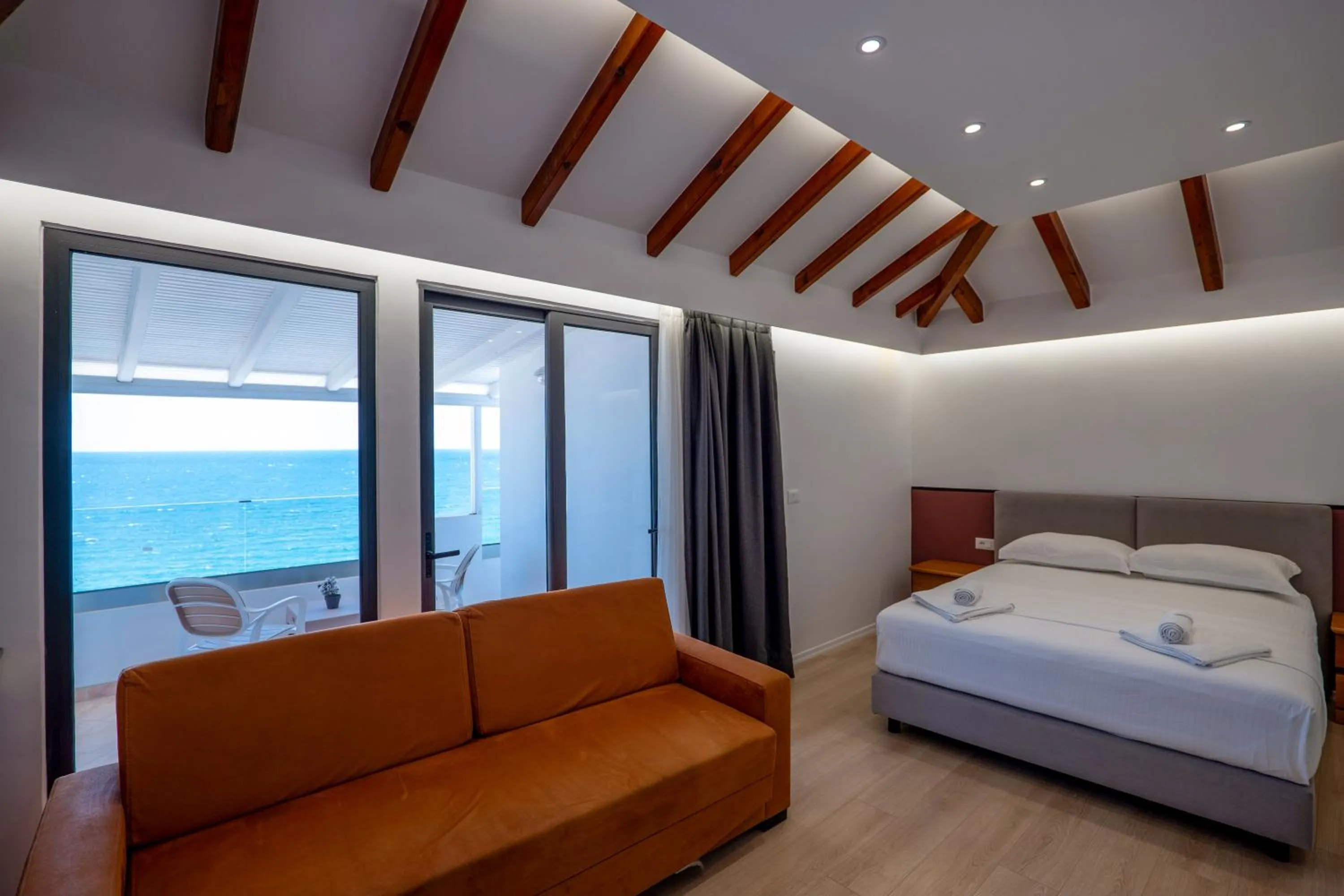 Photo of the whole room, Bed in Hotel Emblem