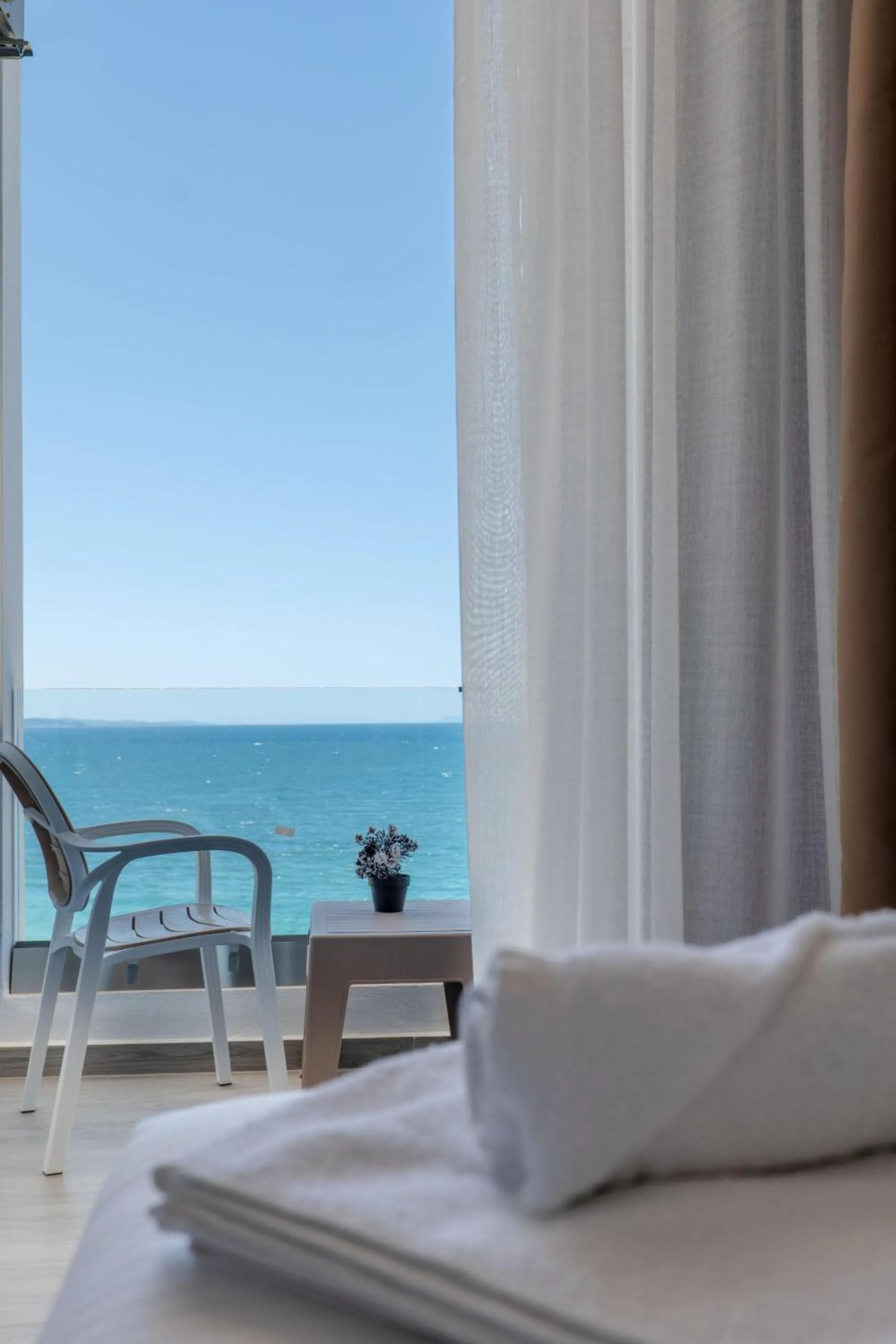 View (from property/room), Bed in Hotel Emblem