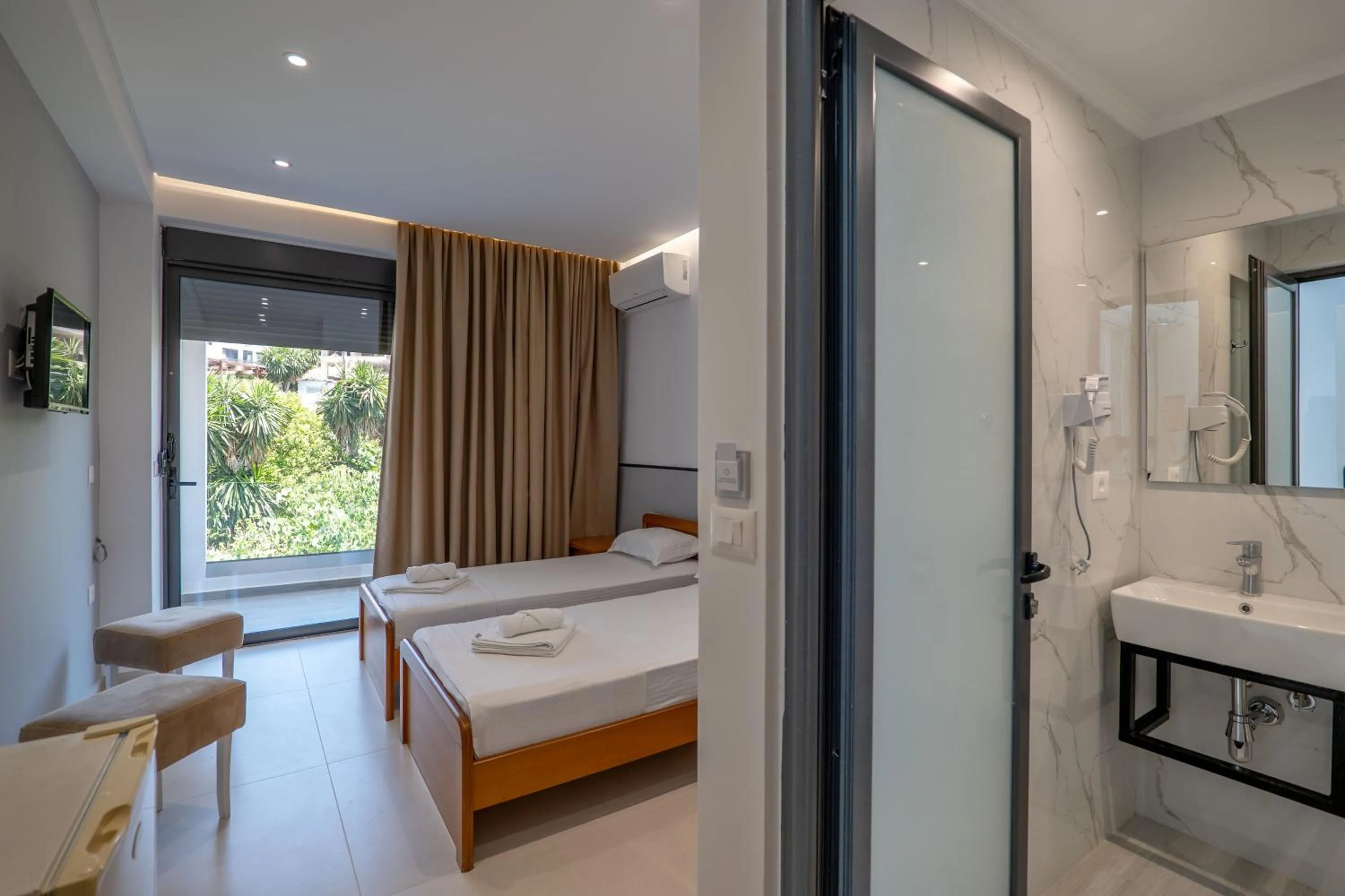 Bathroom, Bed in Hotel Emblem