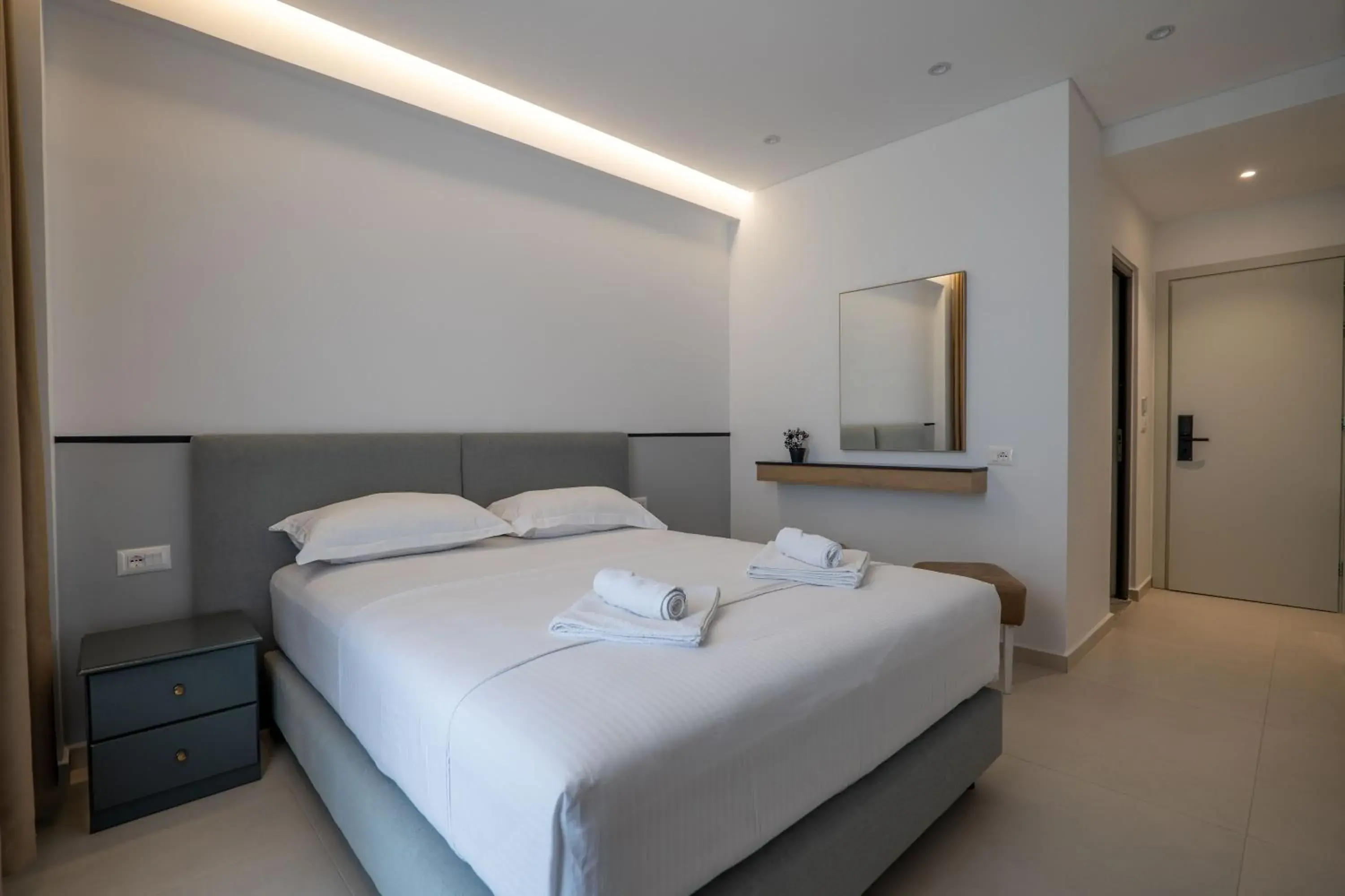 Double or Twin Room with Side Sea View in Hotel Emblem Double or Twin Room with Side Sea View in Hotel Emblem