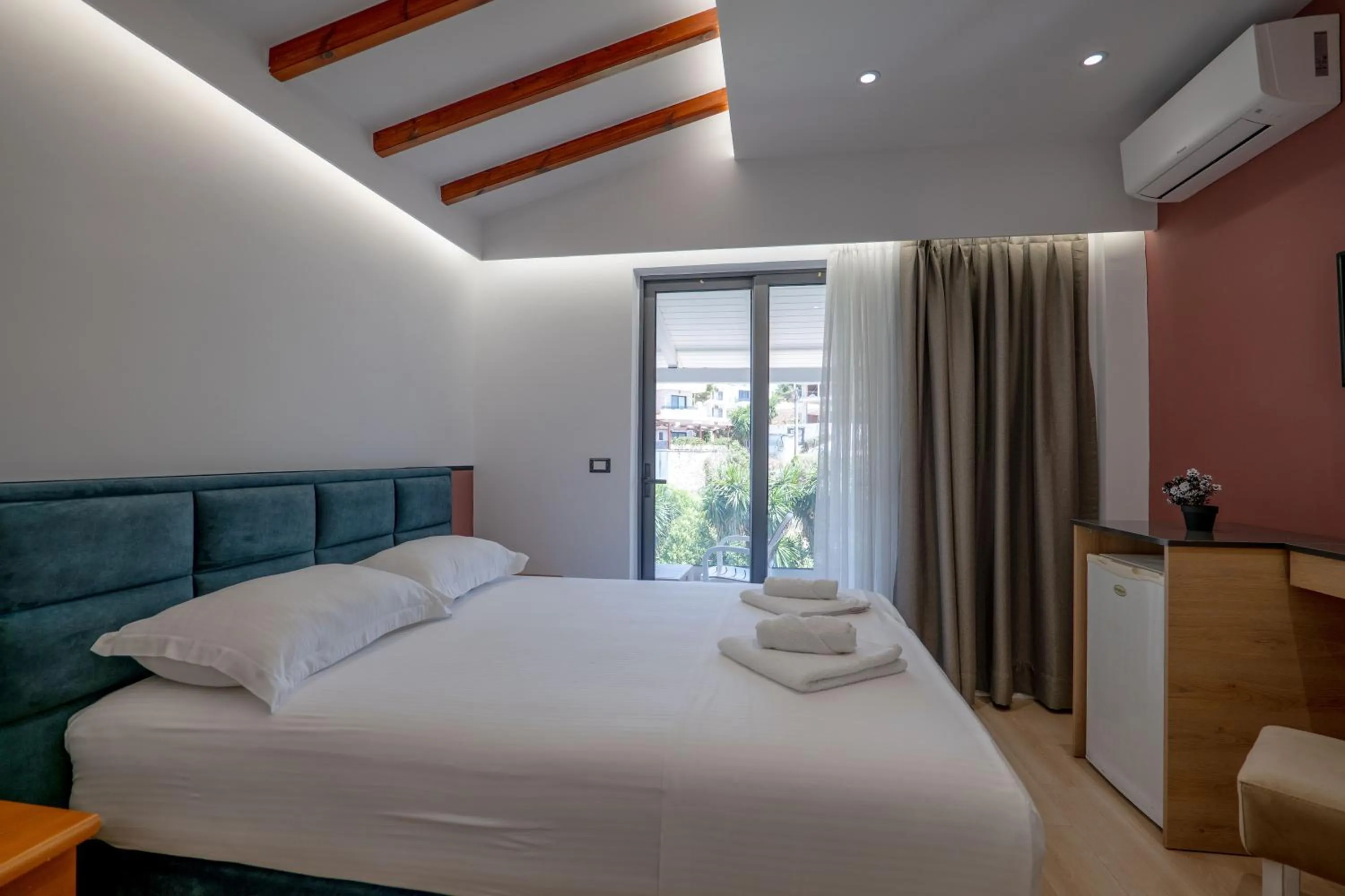 Photo of the whole room, Bed in Hotel Emblem