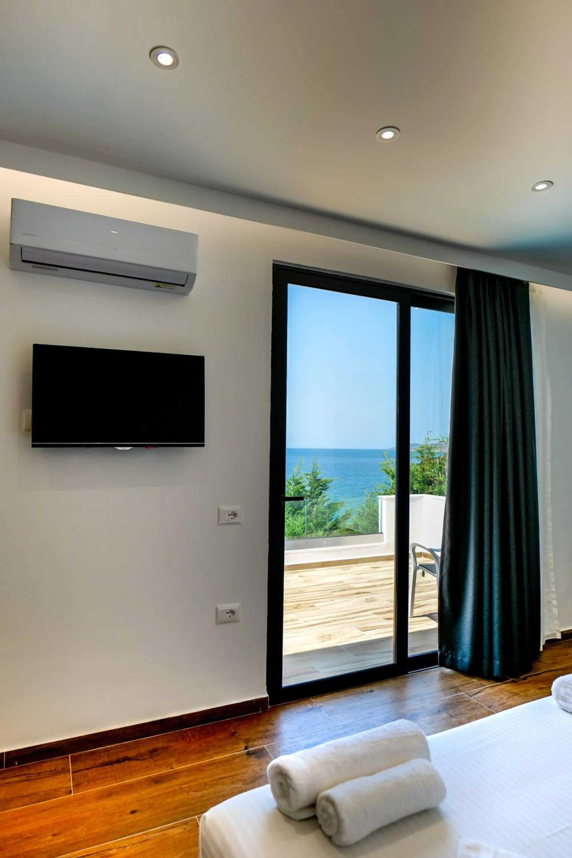 Communal lounge/ TV room, Bed in Hotel Emblem