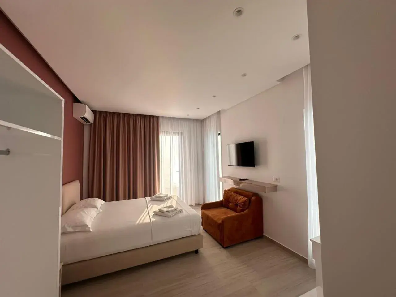 Deluxe Double Room (2 Adults + 1 Child) in Hotel Emblem Deluxe Double Room (2 Adults + 1 Child) in Hotel Emblem