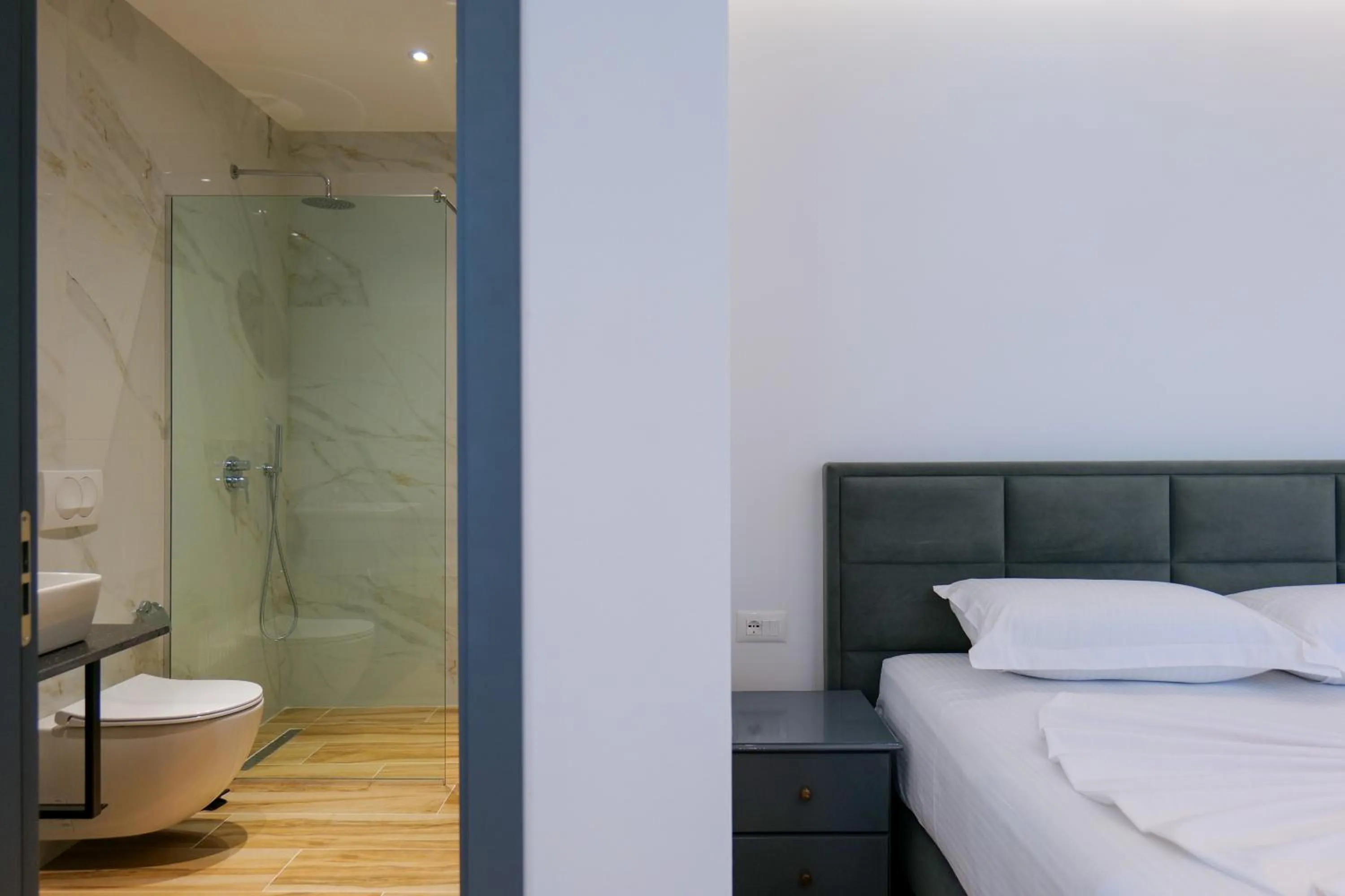Shower, Bed in Hotel Emblem