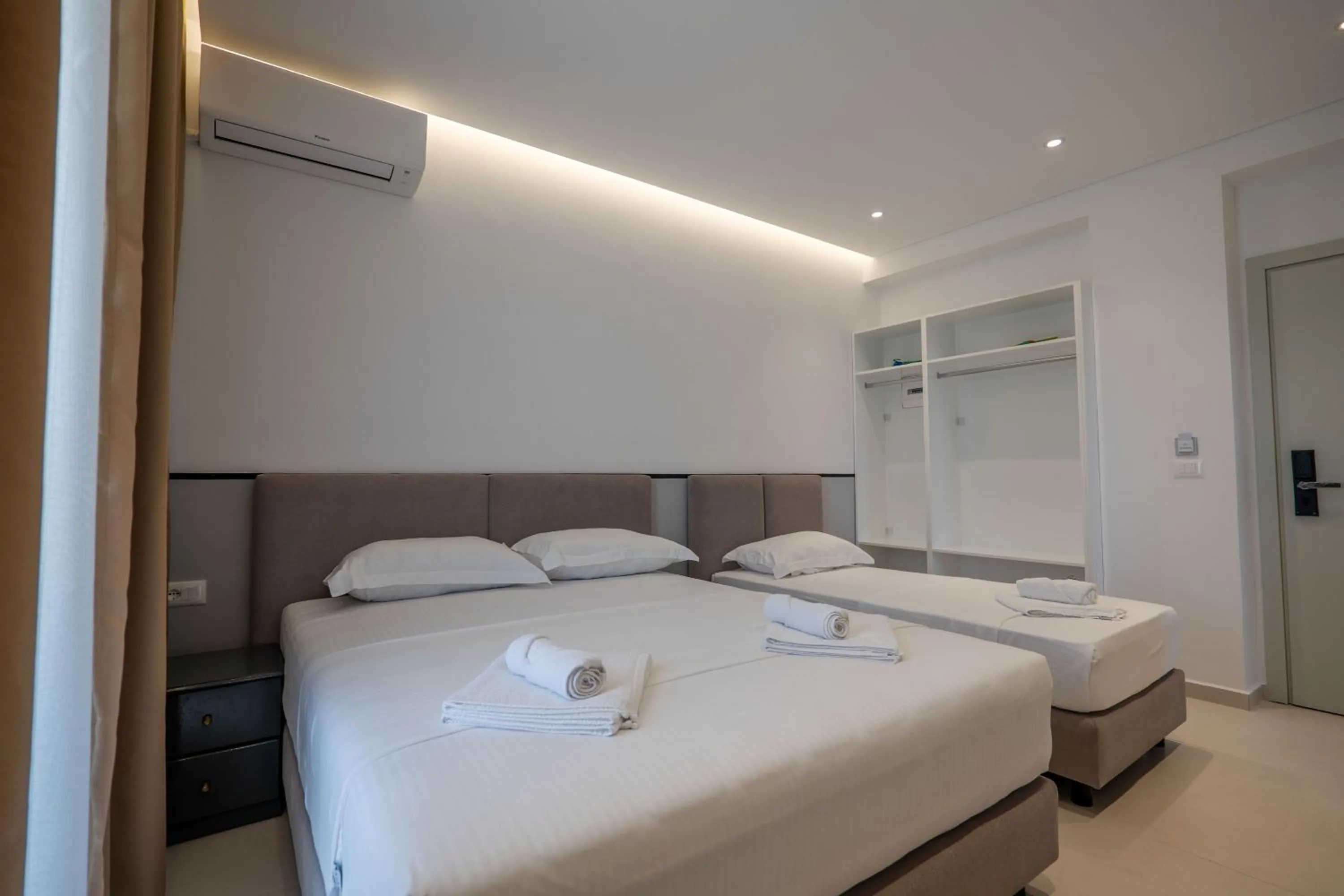 Photo of the whole room, Bed in Hotel Emblem