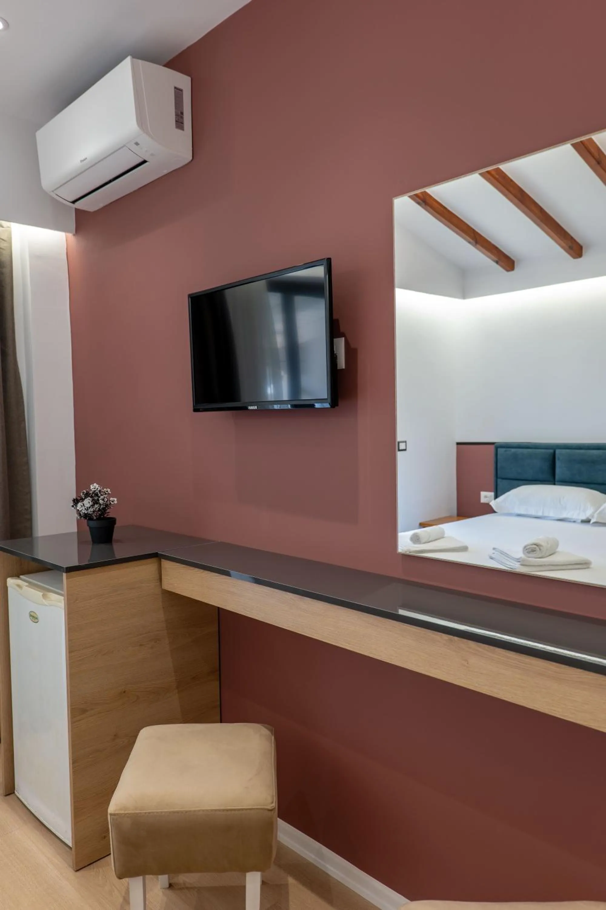 TV and multimedia, Bed in Hotel Emblem