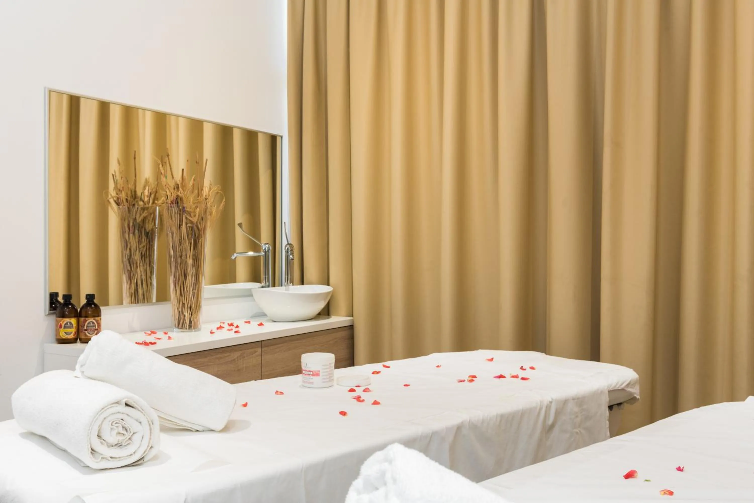 Spa and wellness centre/facilities, Bed in MASLINICA Narcis Hotel