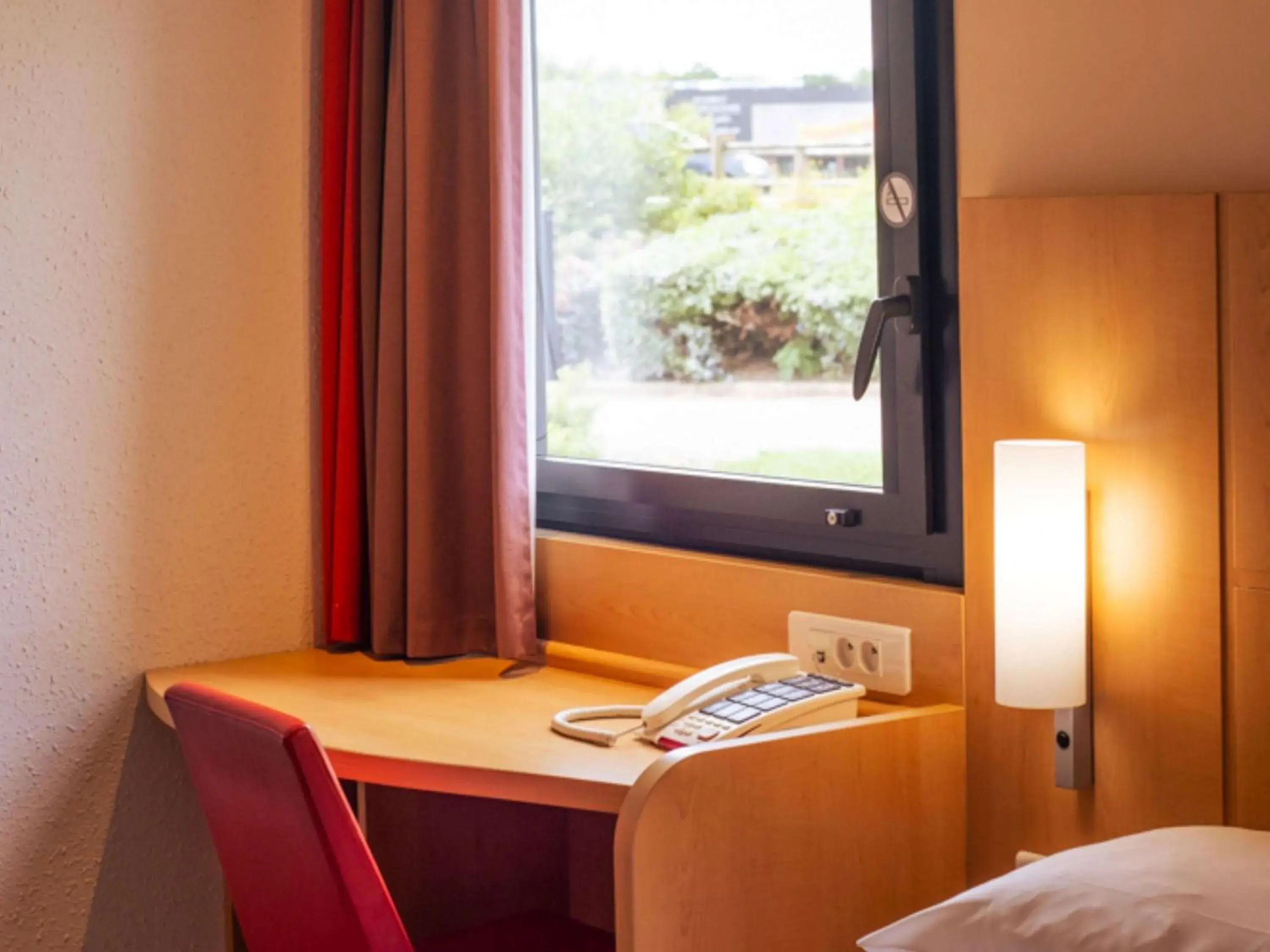 Bedroom, Bed in Hôtel ibis Guingamp Cœur de Bretagne Bedroom, Bed in Hôtel ibis Guingamp Cœur de Bretagne