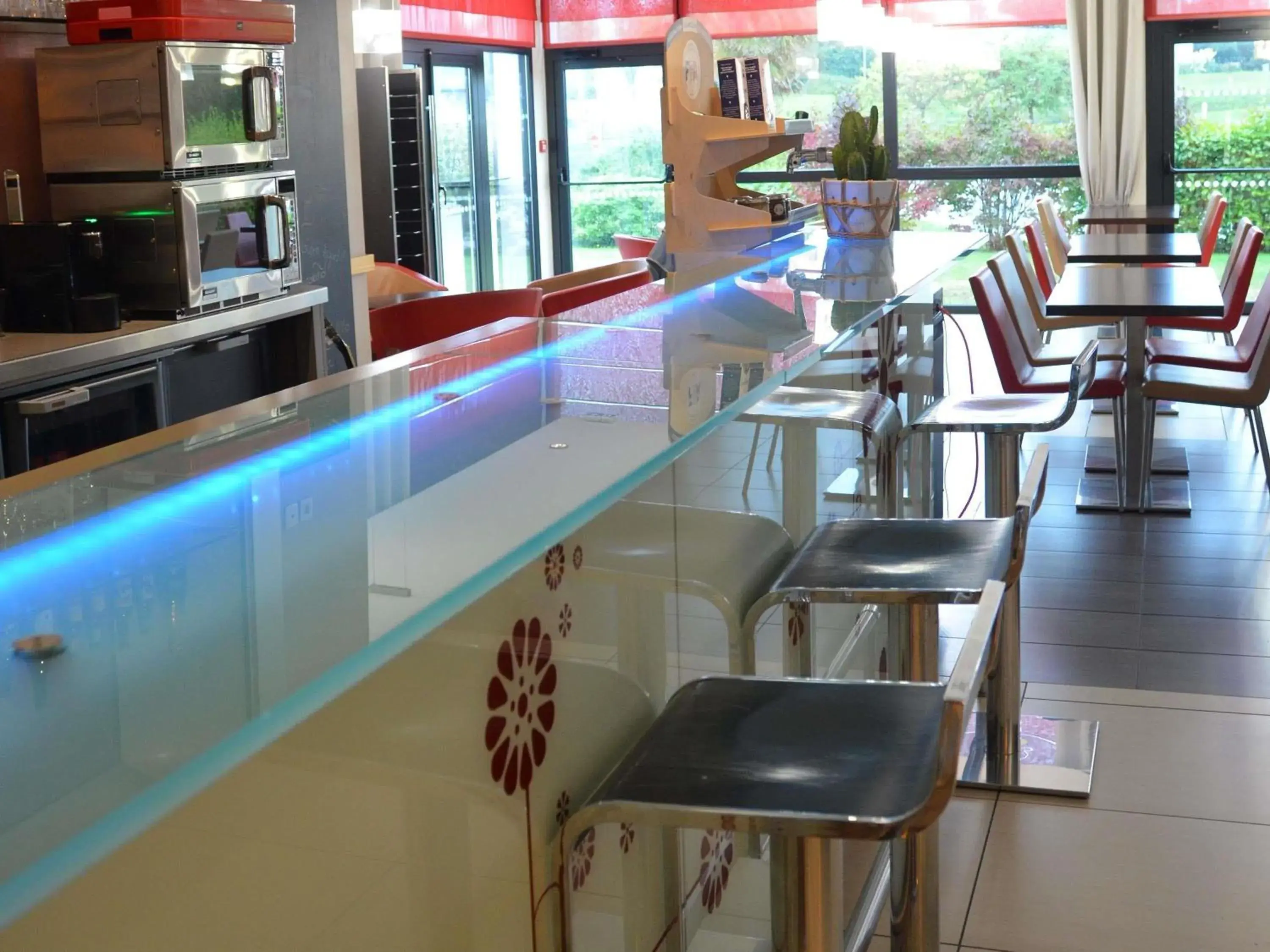 Lounge or bar in Hôtel ibis Guingamp Cœur de Bretagne Lounge or bar in Hôtel ibis Guingamp Cœur de Bretagne