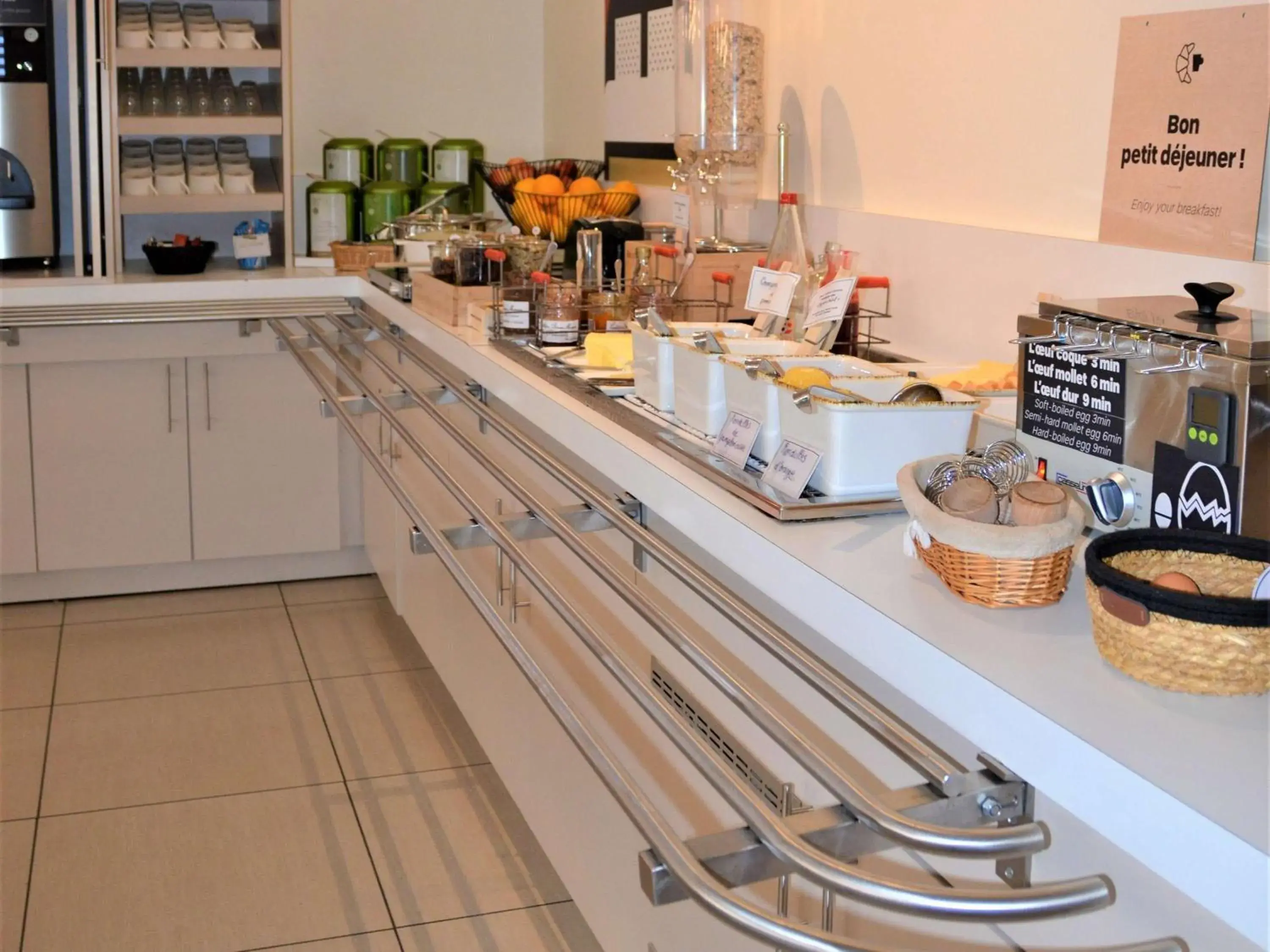 Breakfast in Hôtel ibis Guingamp Cœur de Bretagne Breakfast in Hôtel ibis Guingamp Cœur de Bretagne