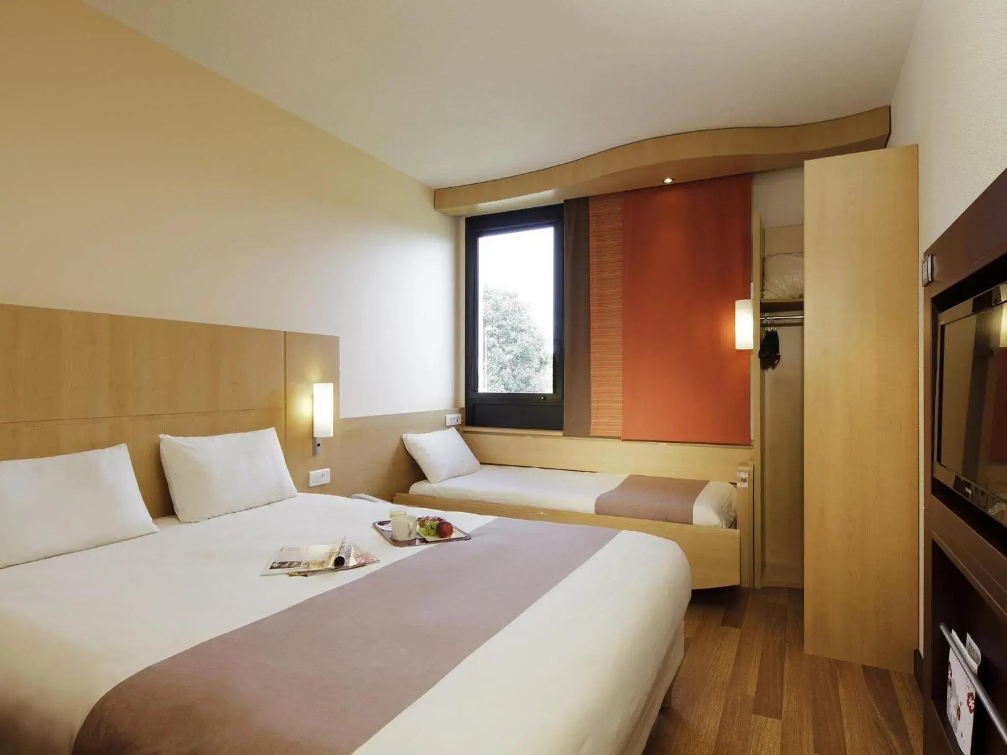 Bedroom, Bed in Hôtel ibis Guingamp Cœur de Bretagne Bedroom, Bed in Hôtel ibis Guingamp Cœur de Bretagne