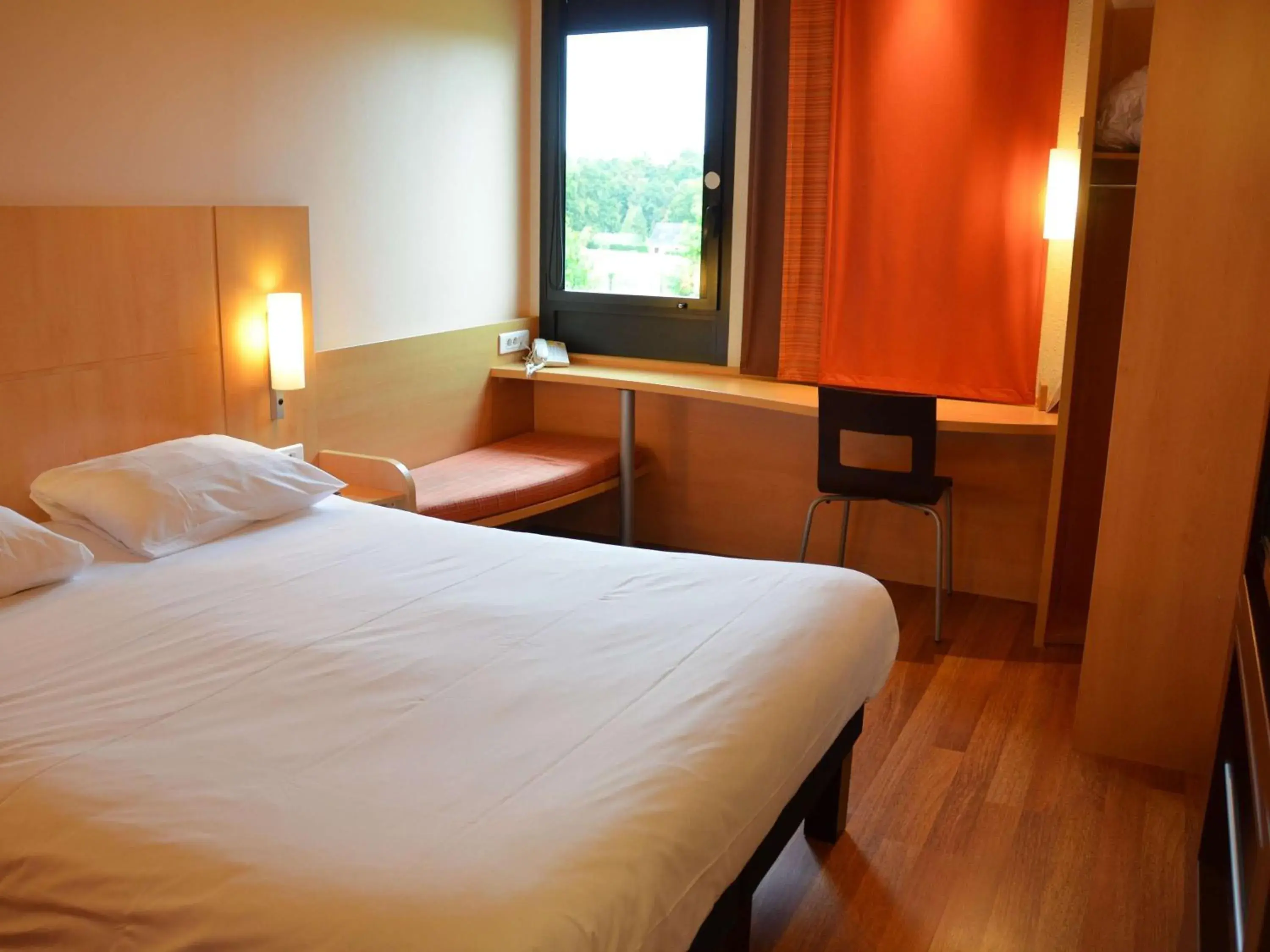 Bedroom, Bed in Hôtel ibis Guingamp Cœur de Bretagne Bedroom, Bed in Hôtel ibis Guingamp Cœur de Bretagne