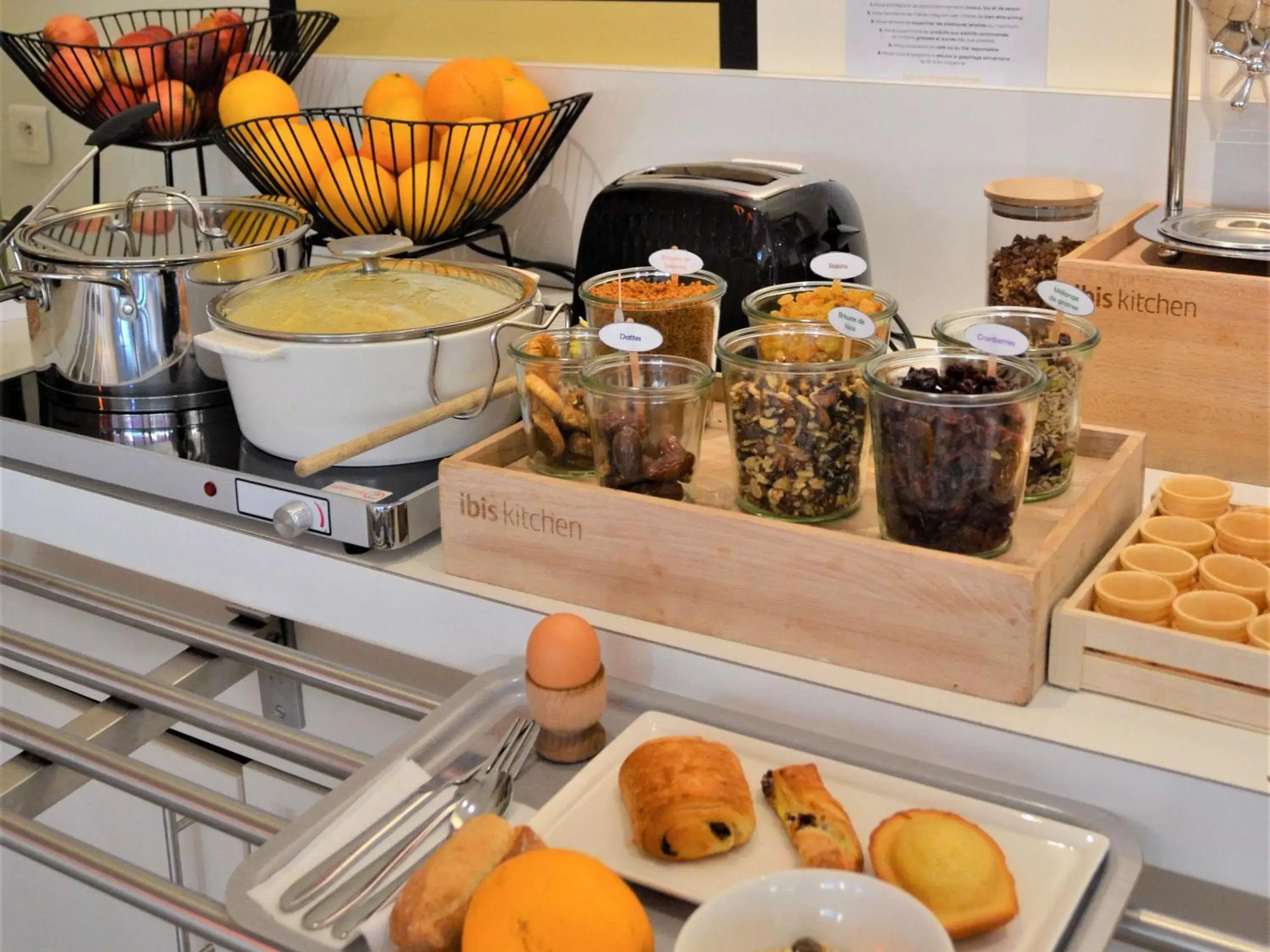 Breakfast in Hôtel ibis Guingamp Cœur de Bretagne Breakfast in Hôtel ibis Guingamp Cœur de Bretagne
