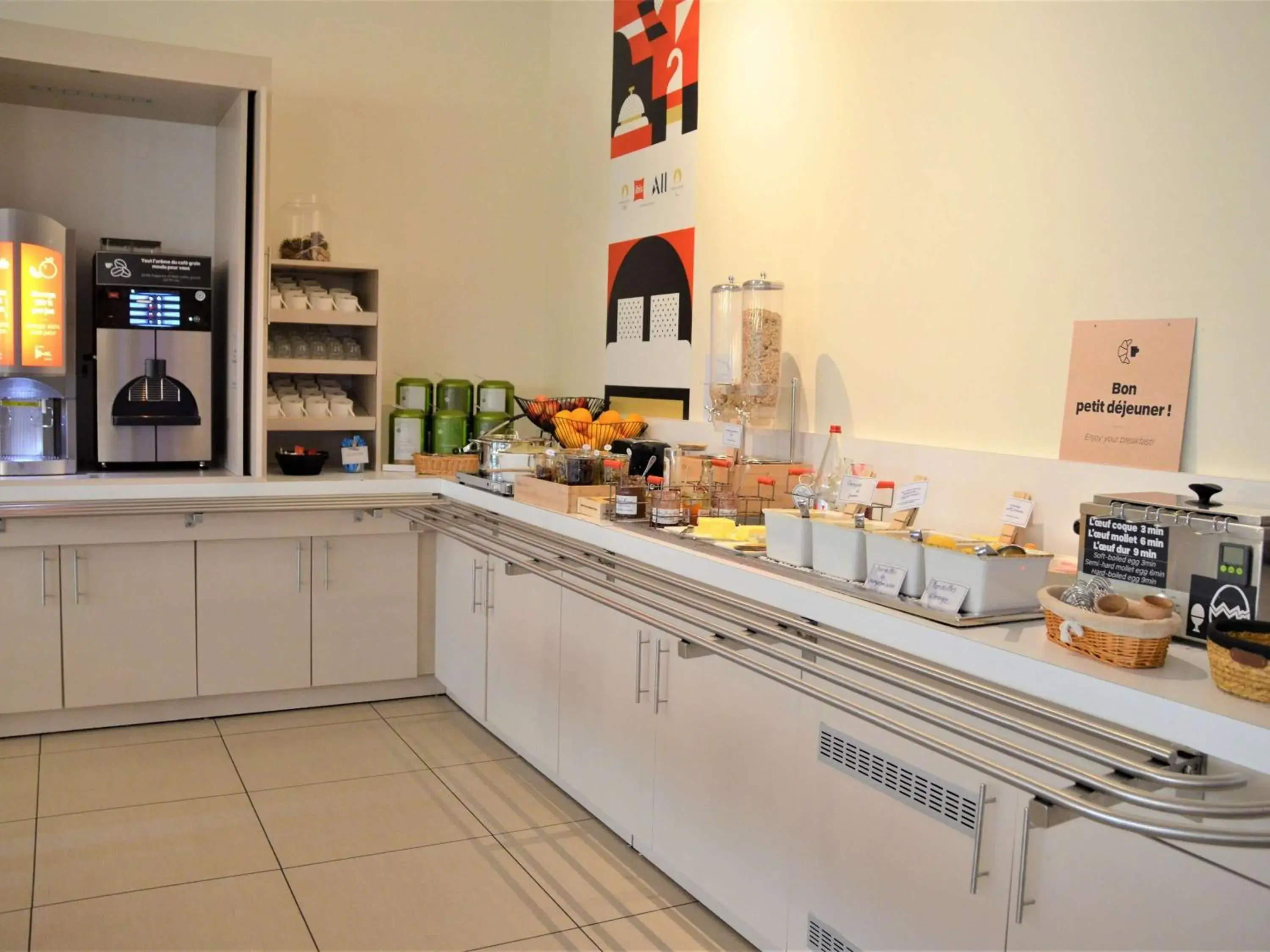 Breakfast in Hôtel ibis Guingamp Cœur de Bretagne Breakfast in Hôtel ibis Guingamp Cœur de Bretagne