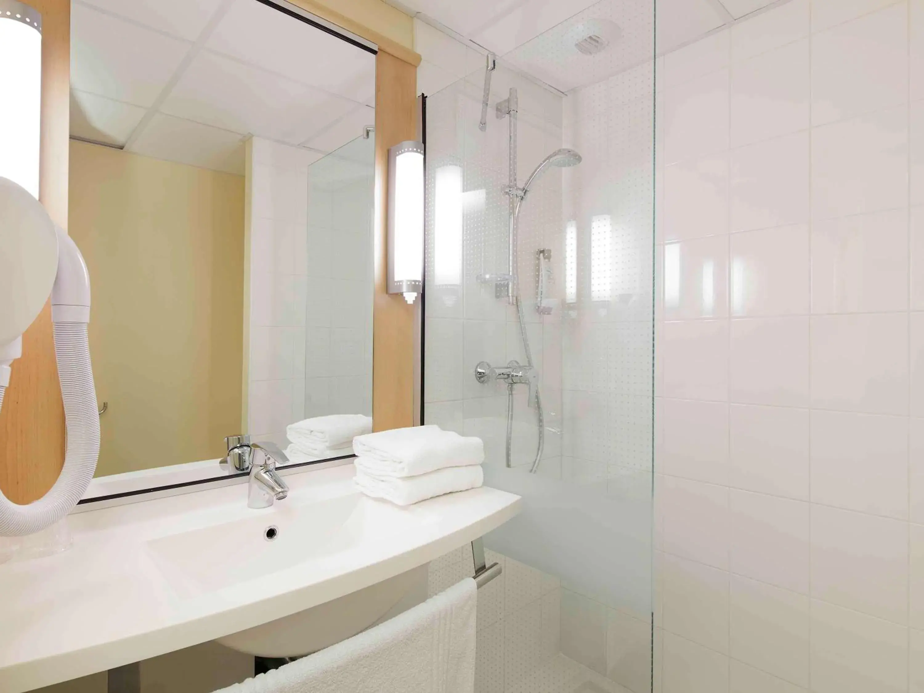 Bedroom in Hôtel ibis Guingamp Cœur de Bretagne Bedroom in Hôtel ibis Guingamp Cœur de Bretagne