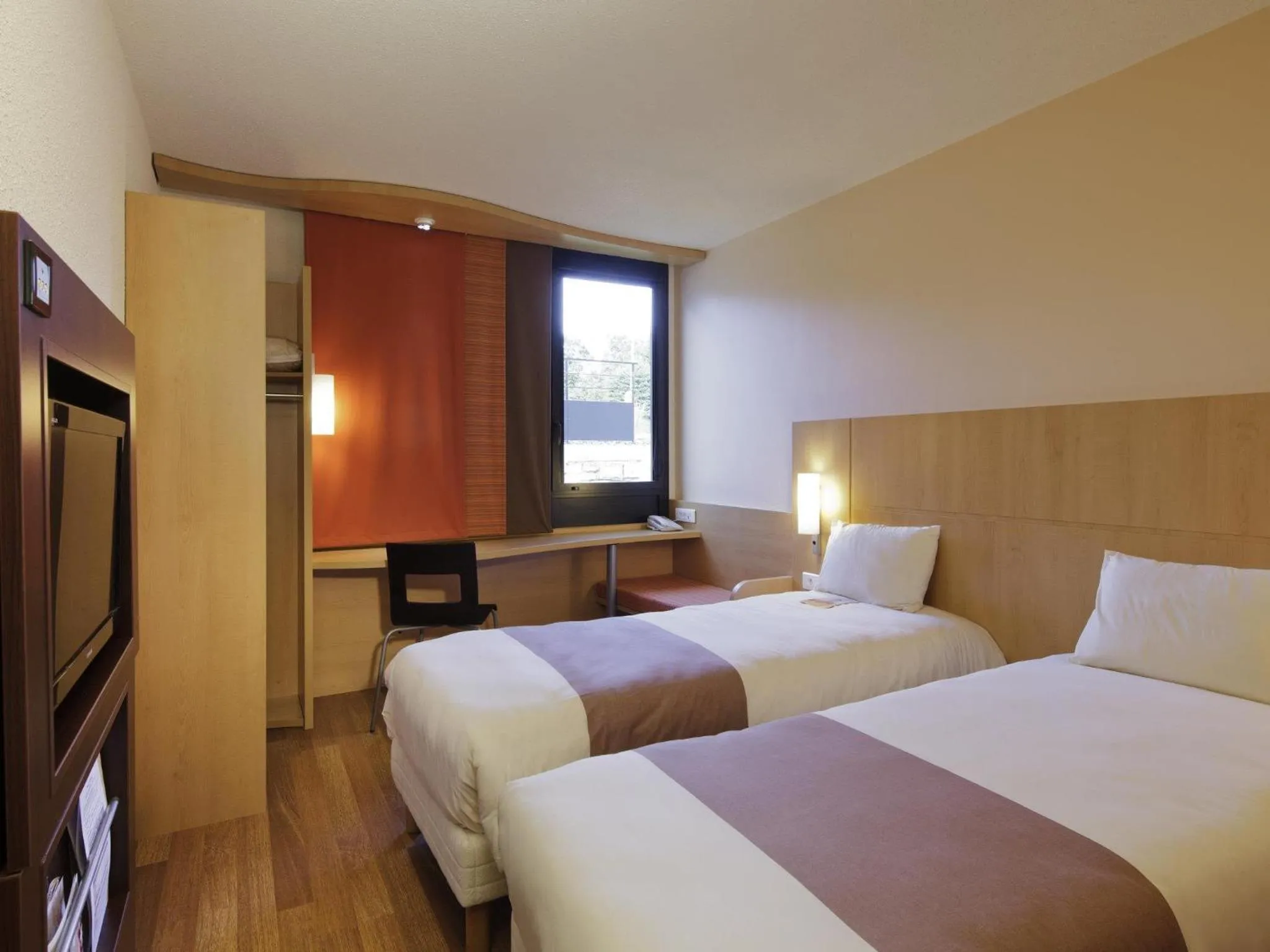 Bedroom, Bed in Hôtel ibis Guingamp Cœur de Bretagne