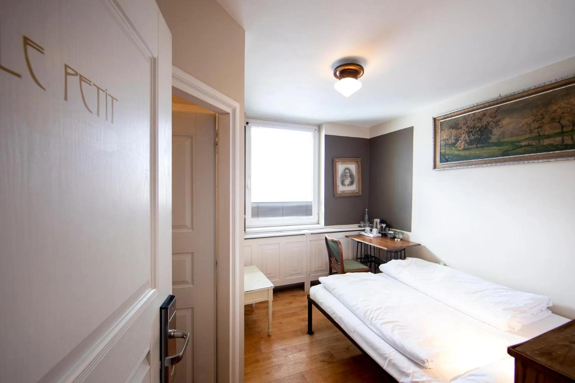 Bedroom, Bed in Sir Toby's Hostel