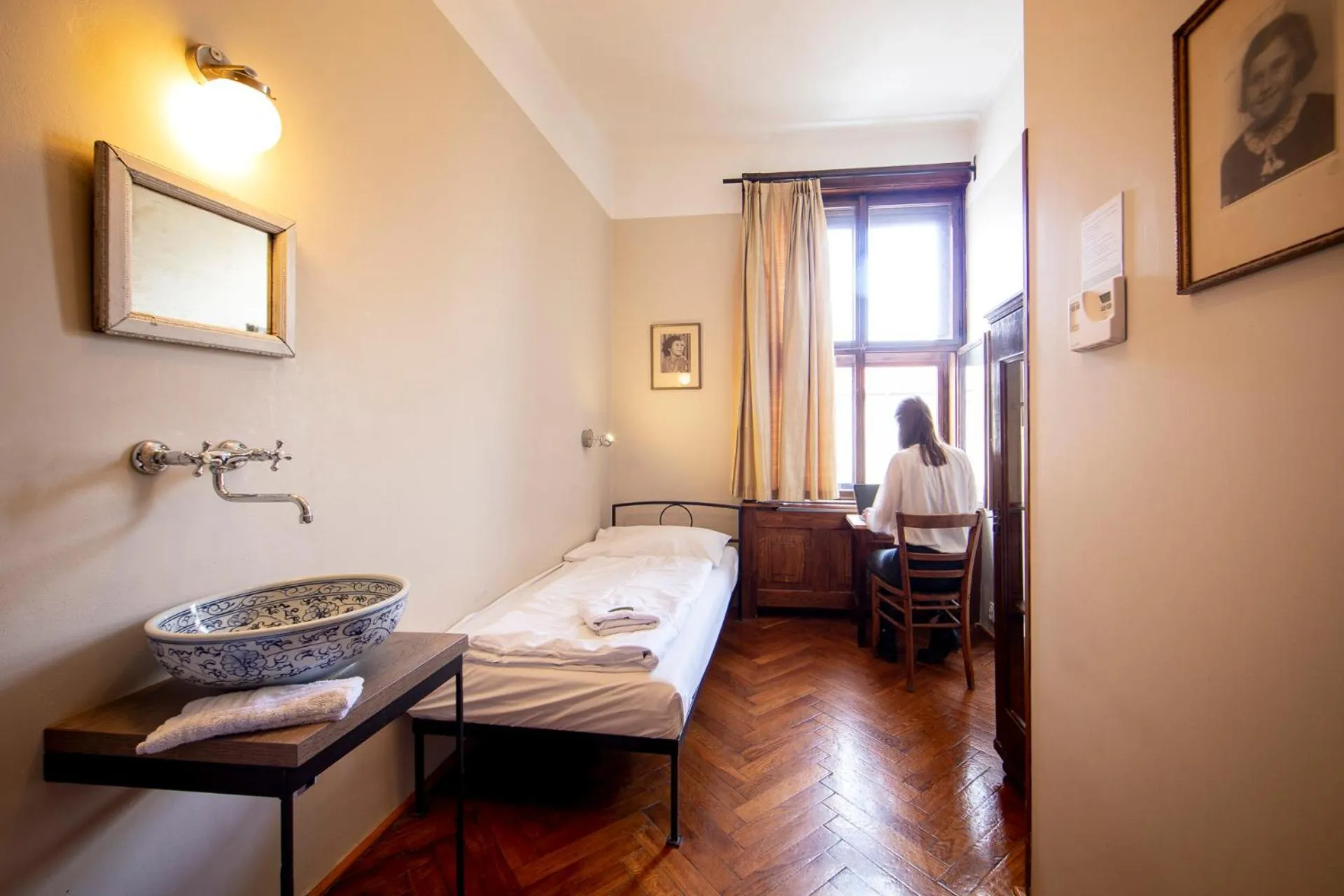 Photo of the whole room in Sir Toby's Hostel