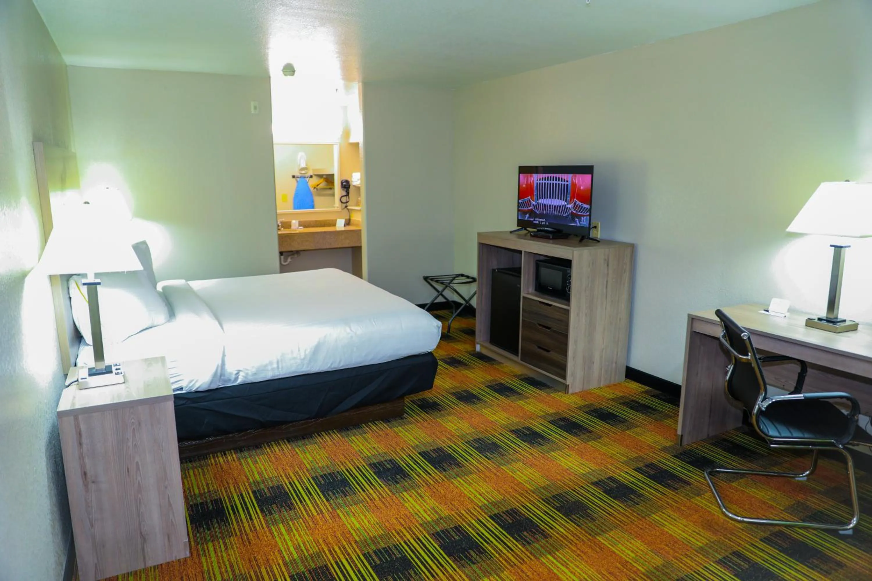 Photo of the whole room, Bed in Texan Inn - Carrizo Springs