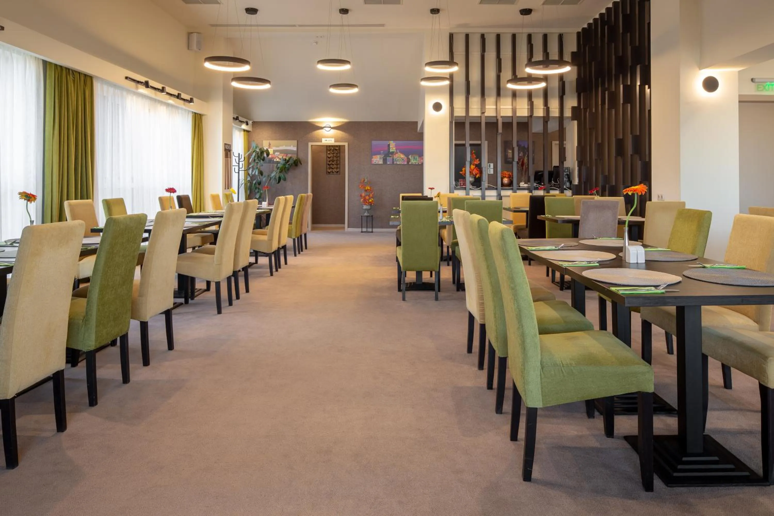 Restaurant/places to eat in Belfort Hotel