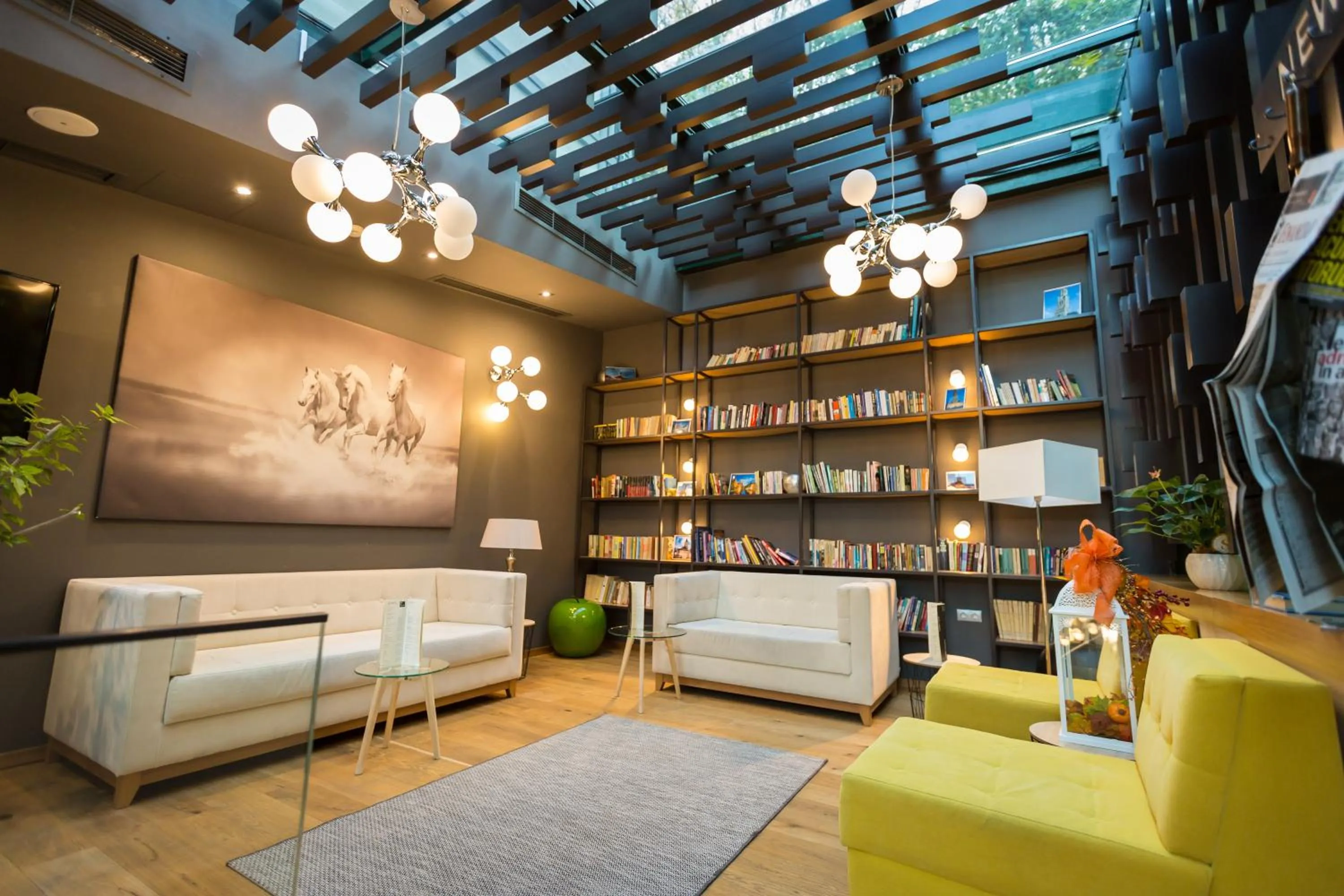 Communal lounge/ TV room in Belfort Hotel